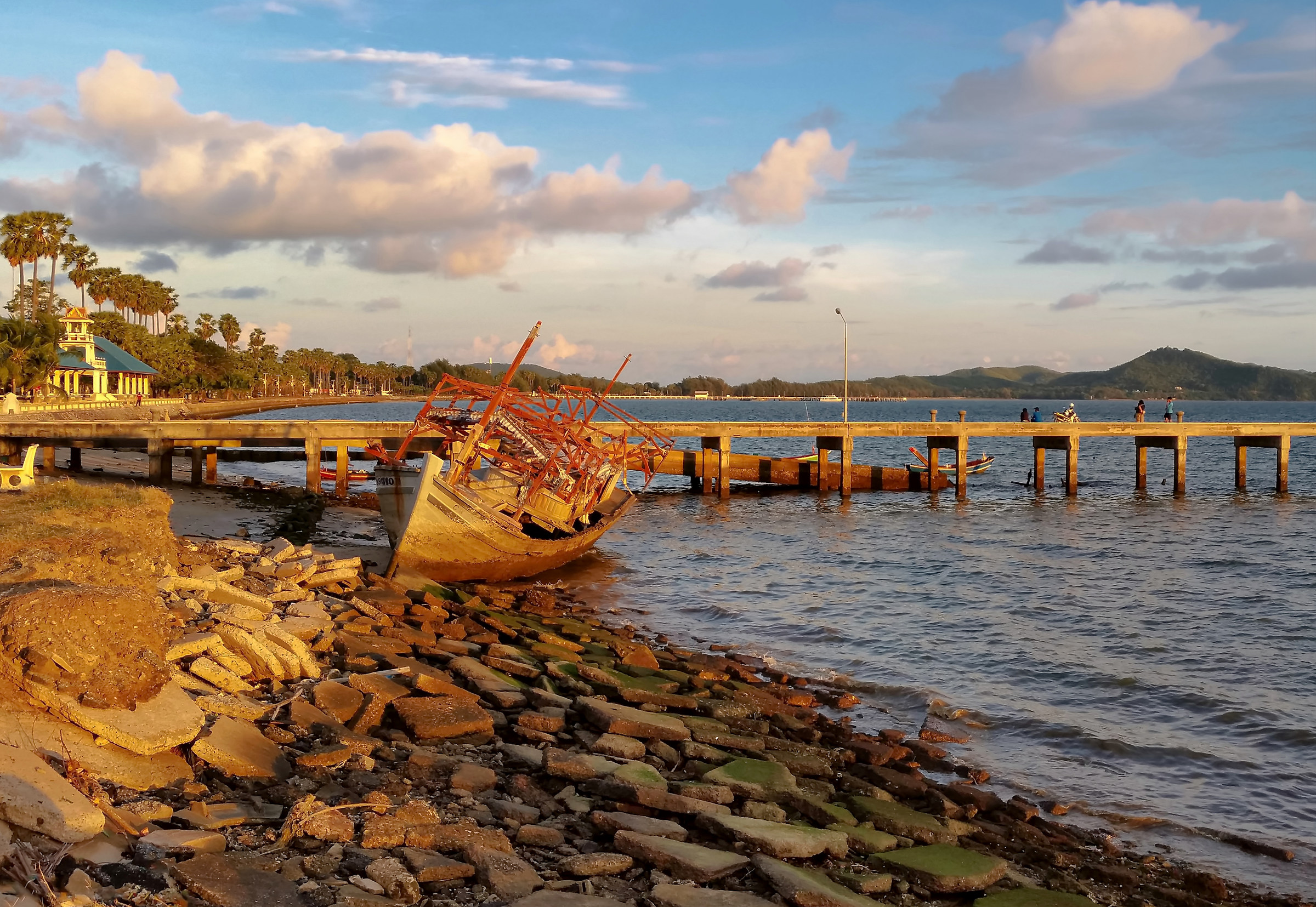 Abbandonata al tramonto