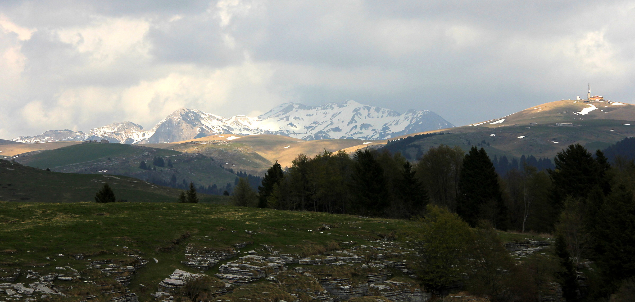Le piccole Dolomiti innevate a maggio