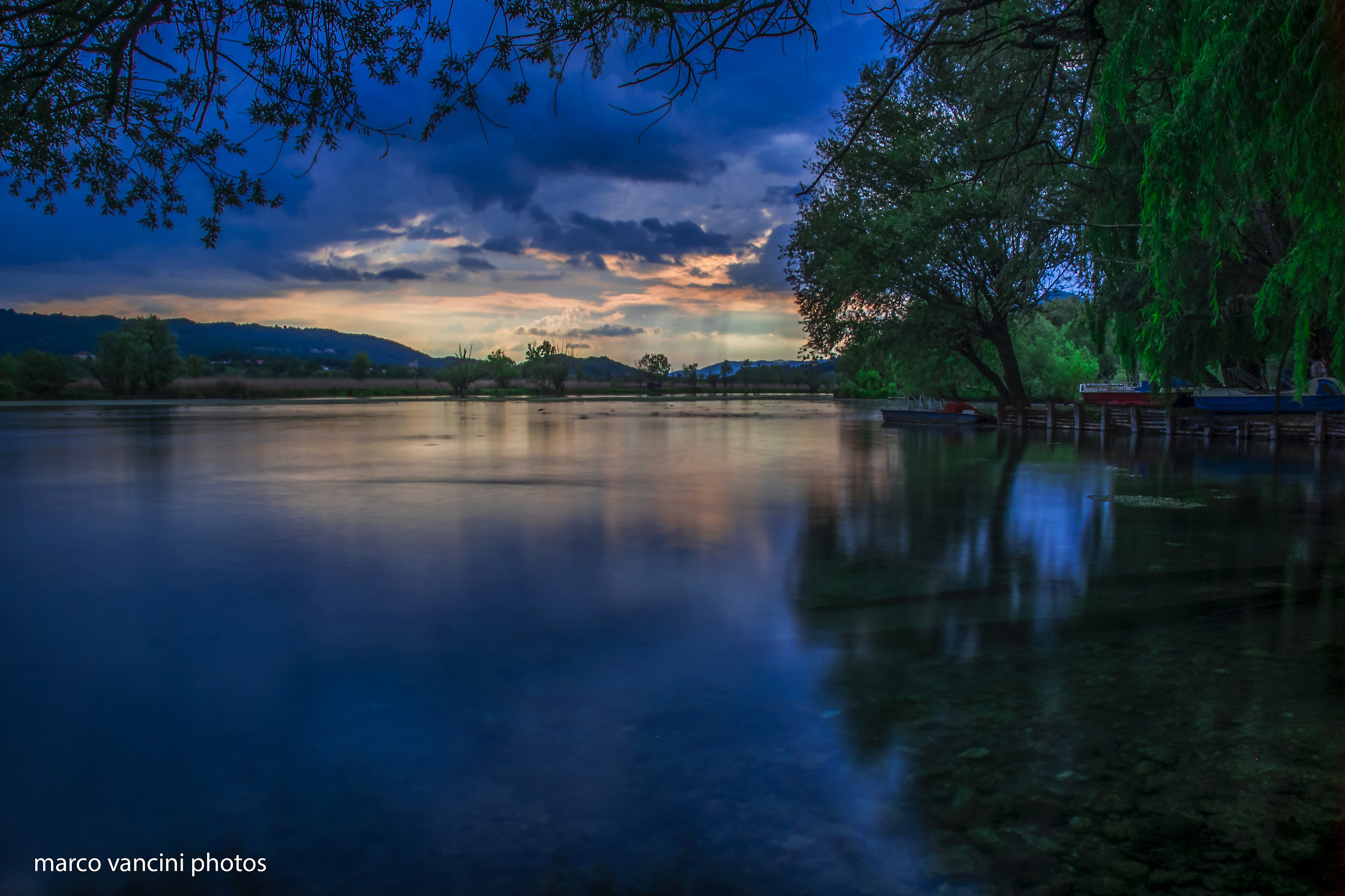 Un meraviglioso lago al tramonto