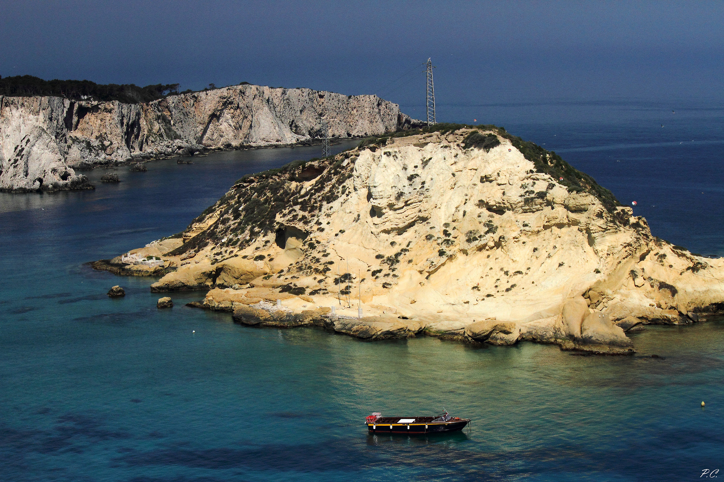 barchetta in mezzo al mar