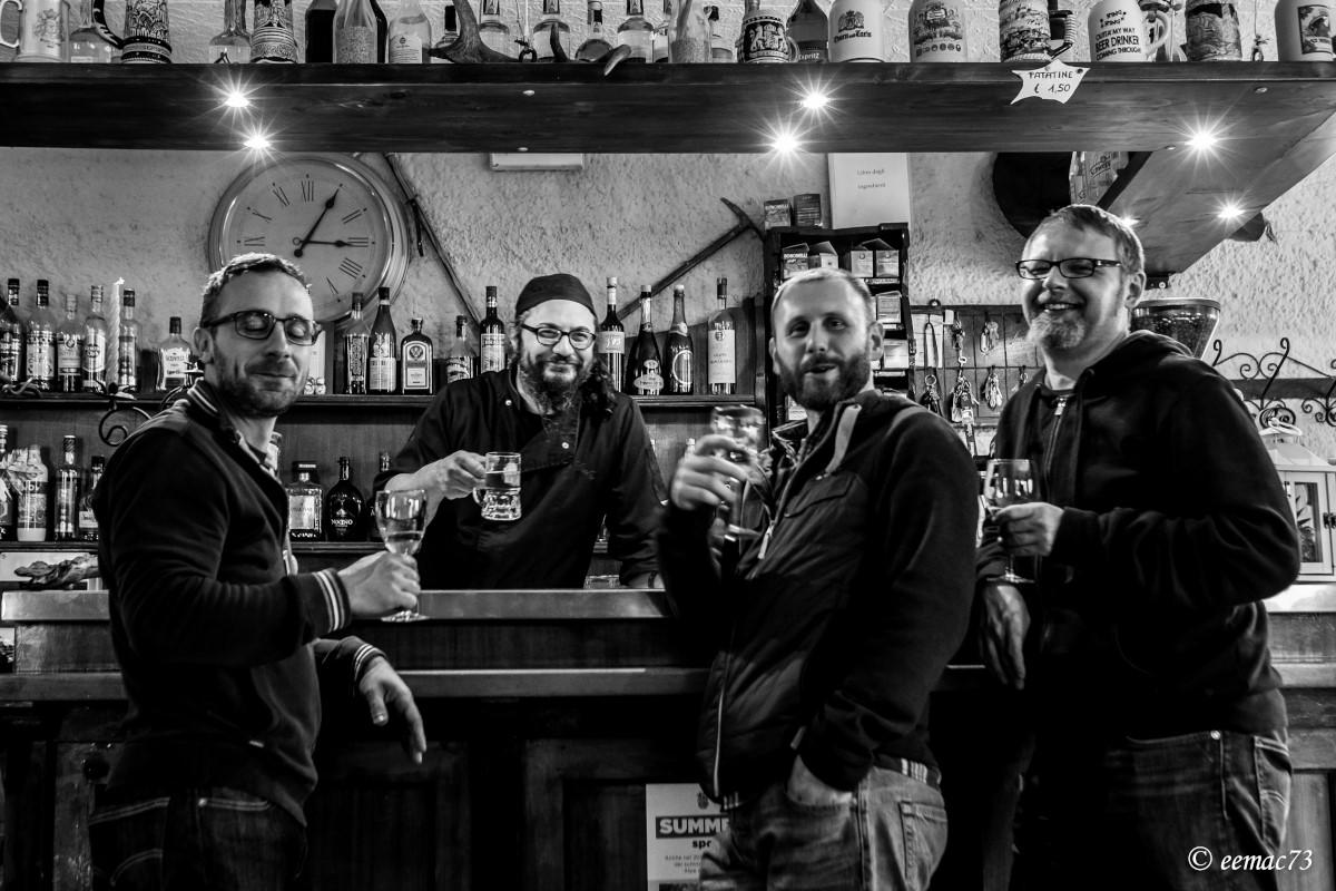 We were four friends at the bar ...