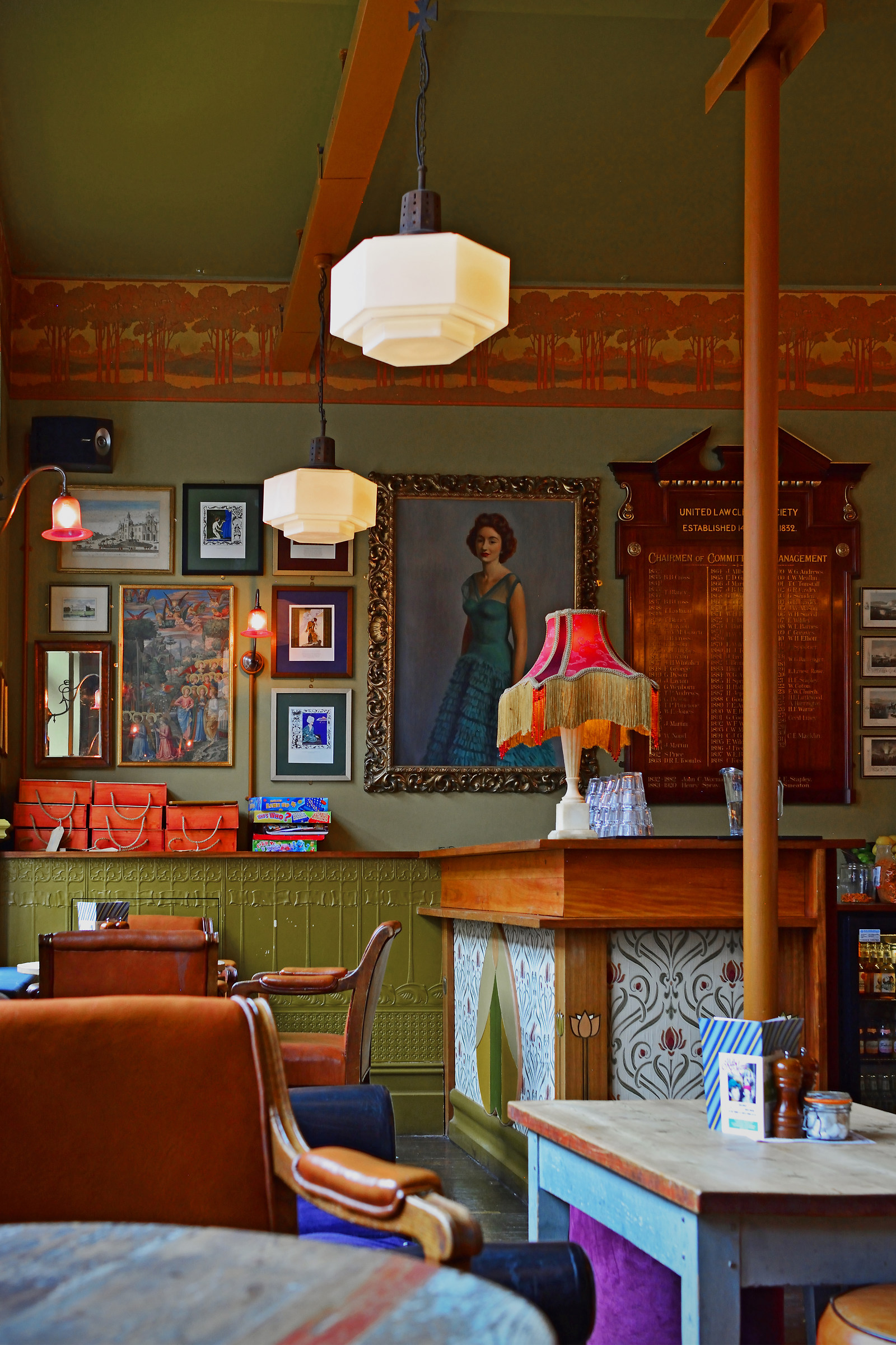 The "Cozy Club" Cafe