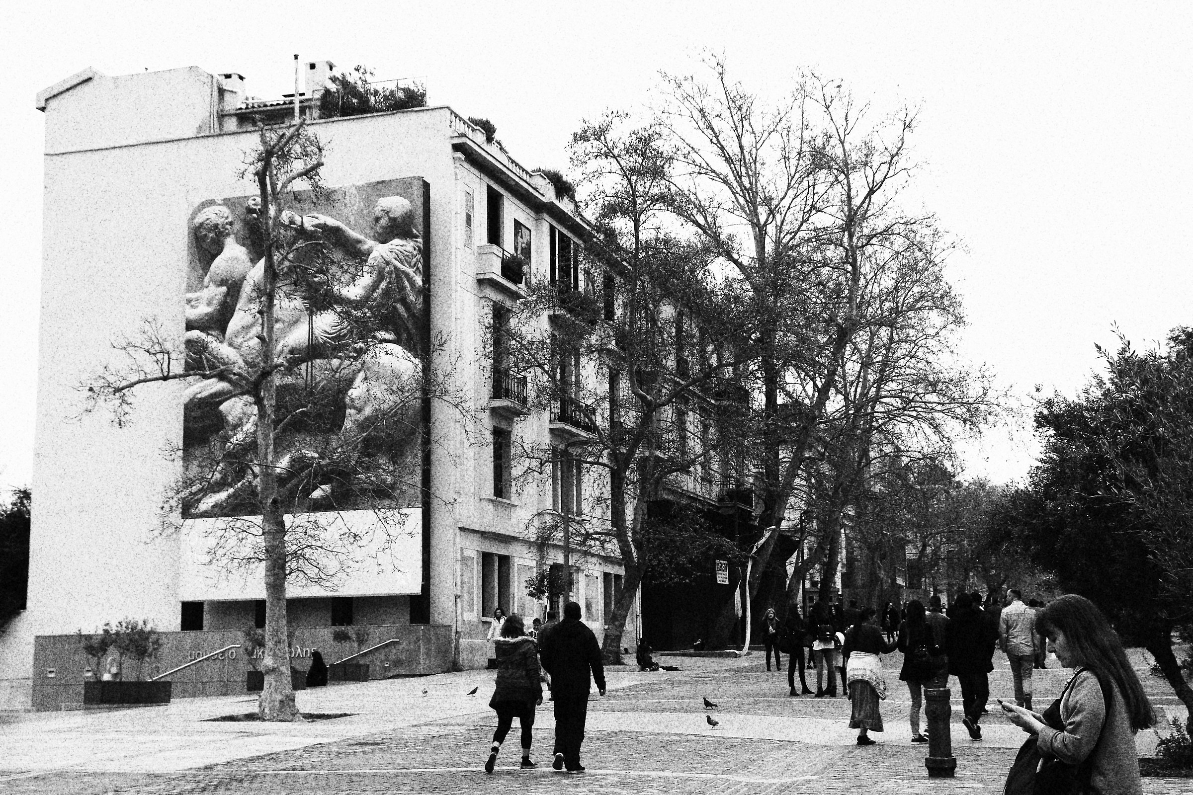 A piedi in via Dionisiou Areopagitou