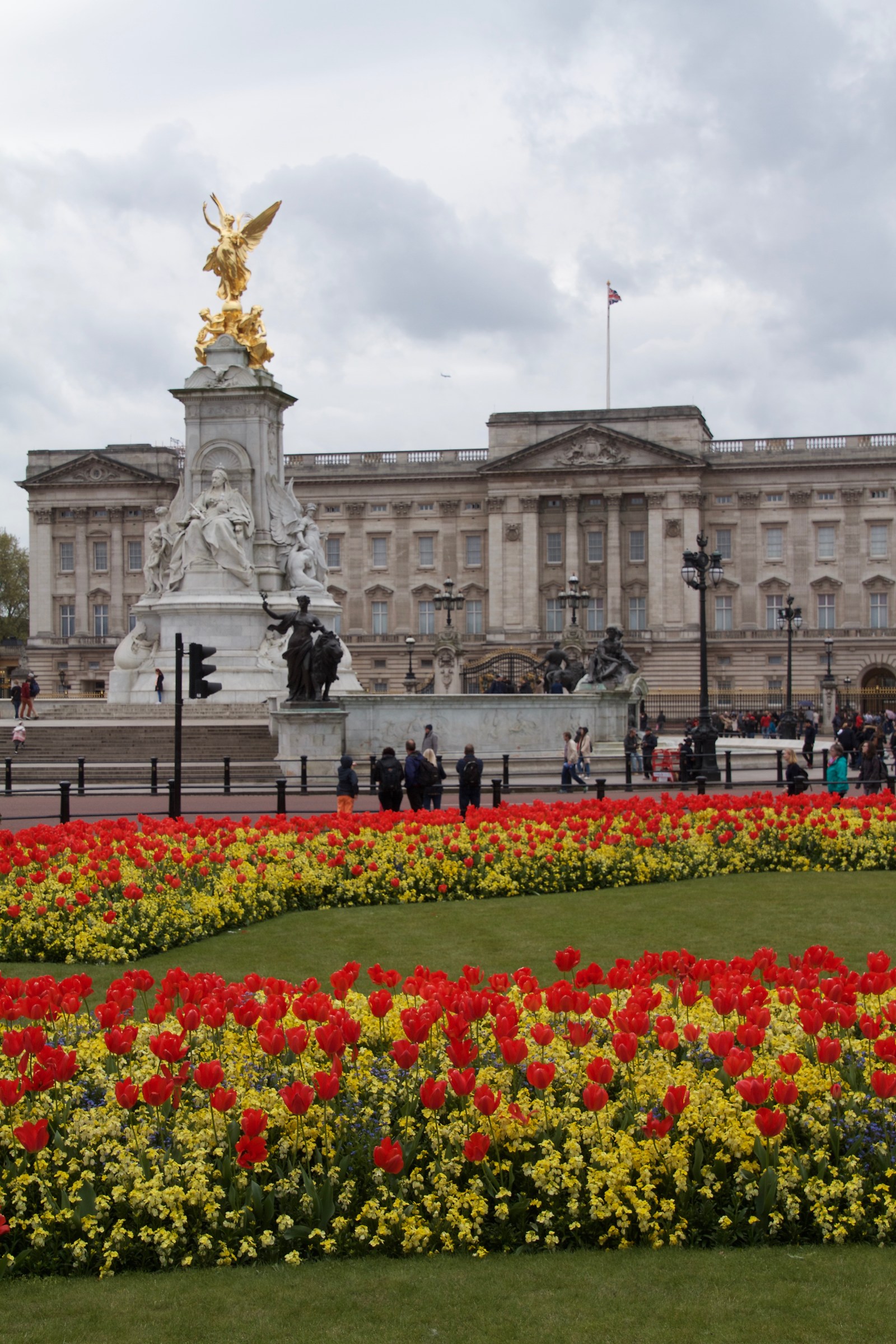 Buckingham Palace con il Victoria Memorial e i tulipani