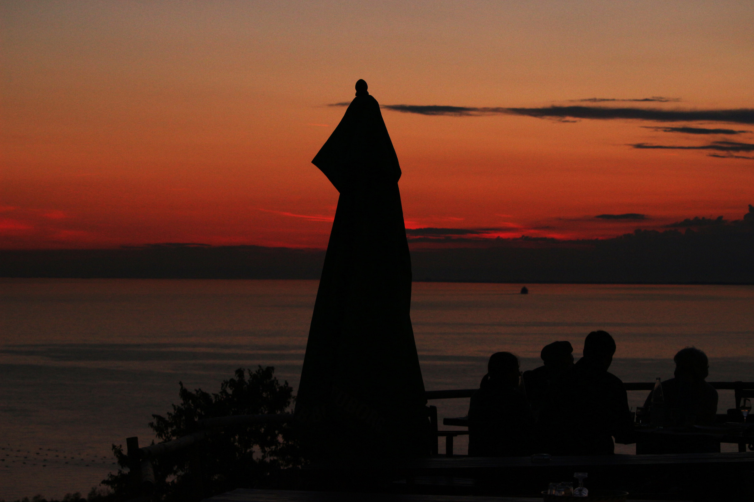 Un bicchiere di vino al tramonto