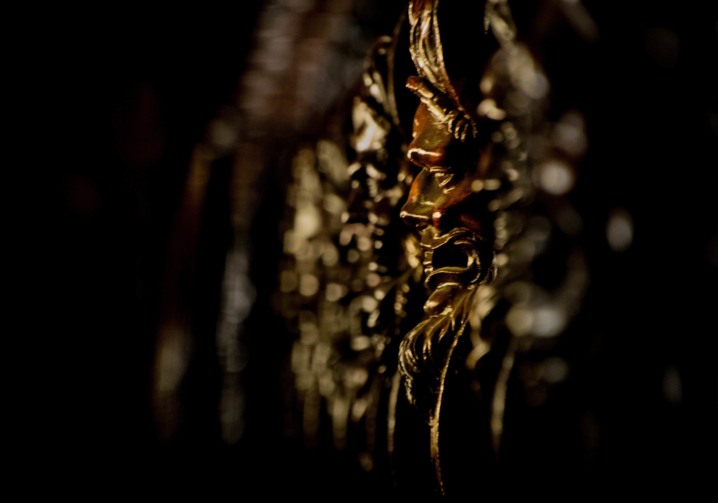 Un volto Sombre Dietro il coro