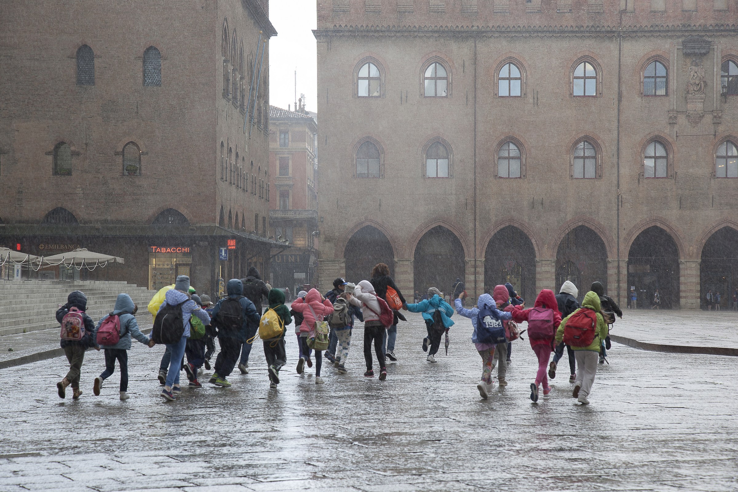 Correre correre.... che se no ci bagniamo....!!!