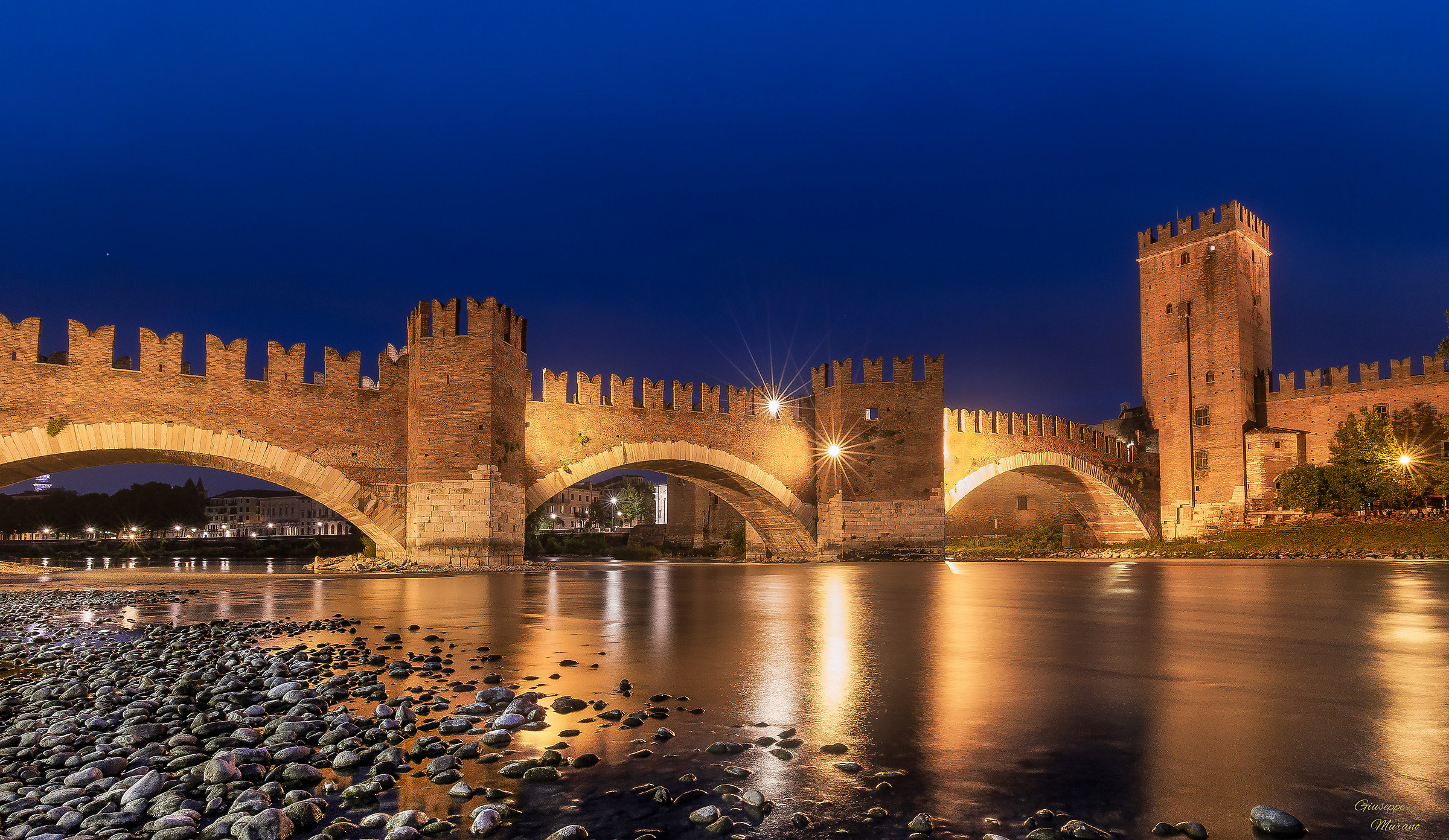 Ora blu su Castelvecchio..