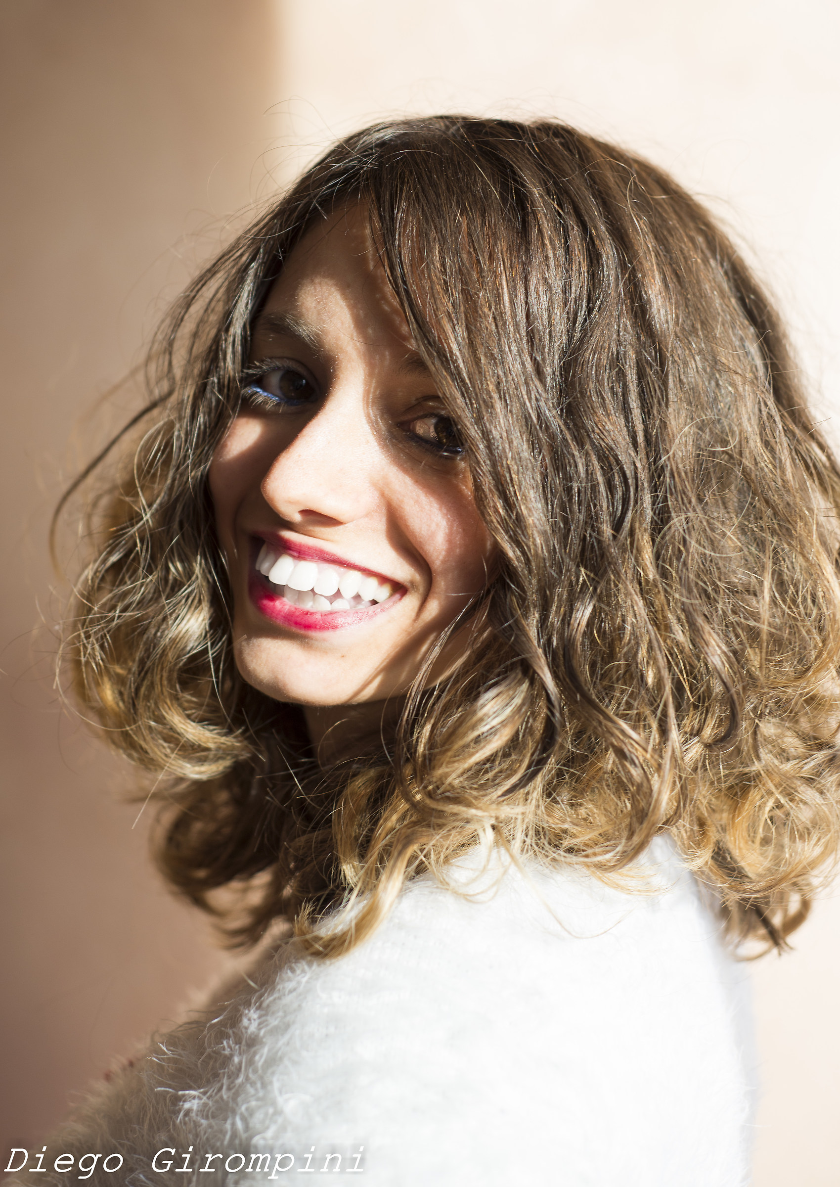 Ritratto in casa, solo luce dalla finestra