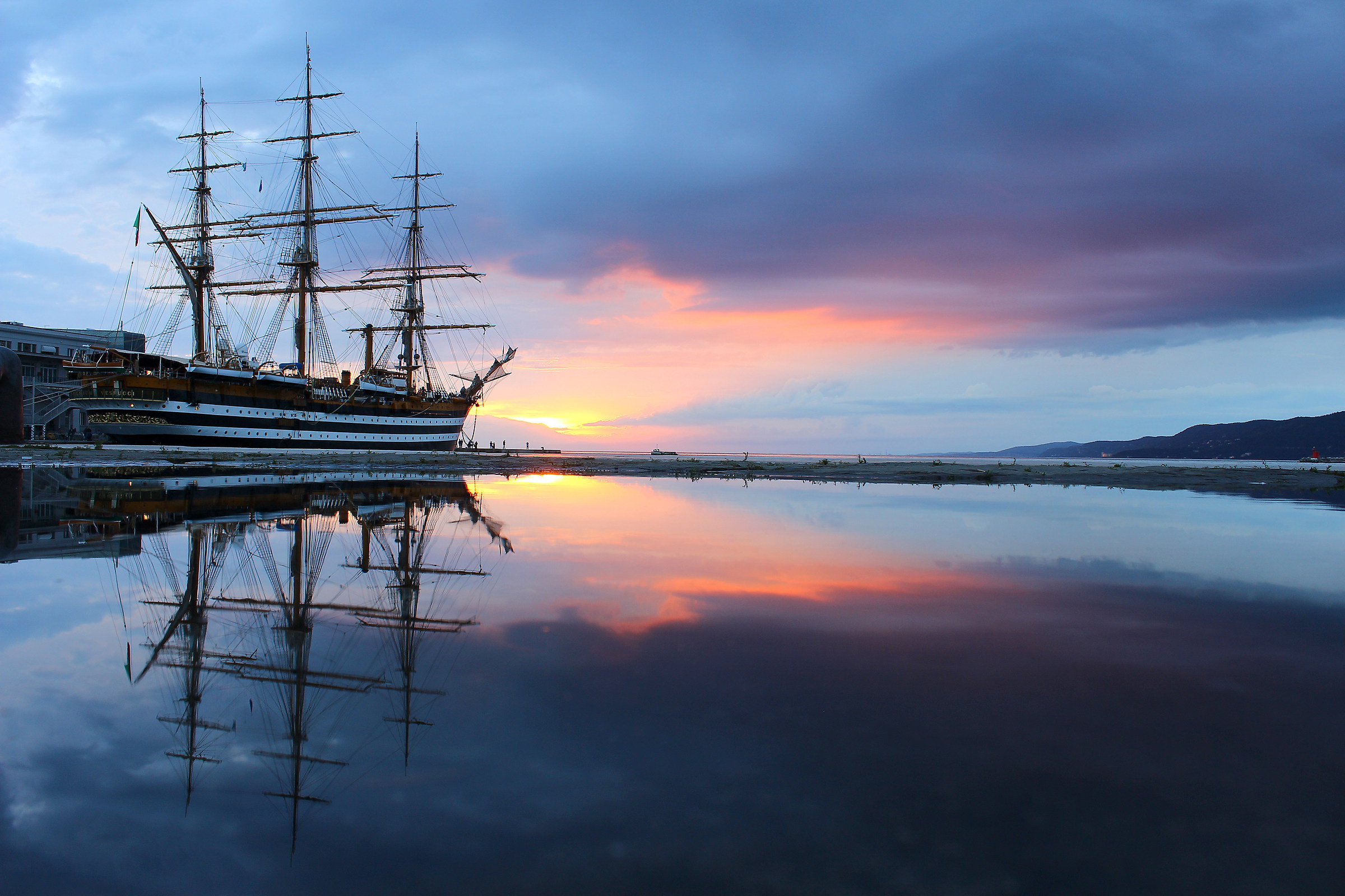 l' Amerigo Vespucci al tramonto