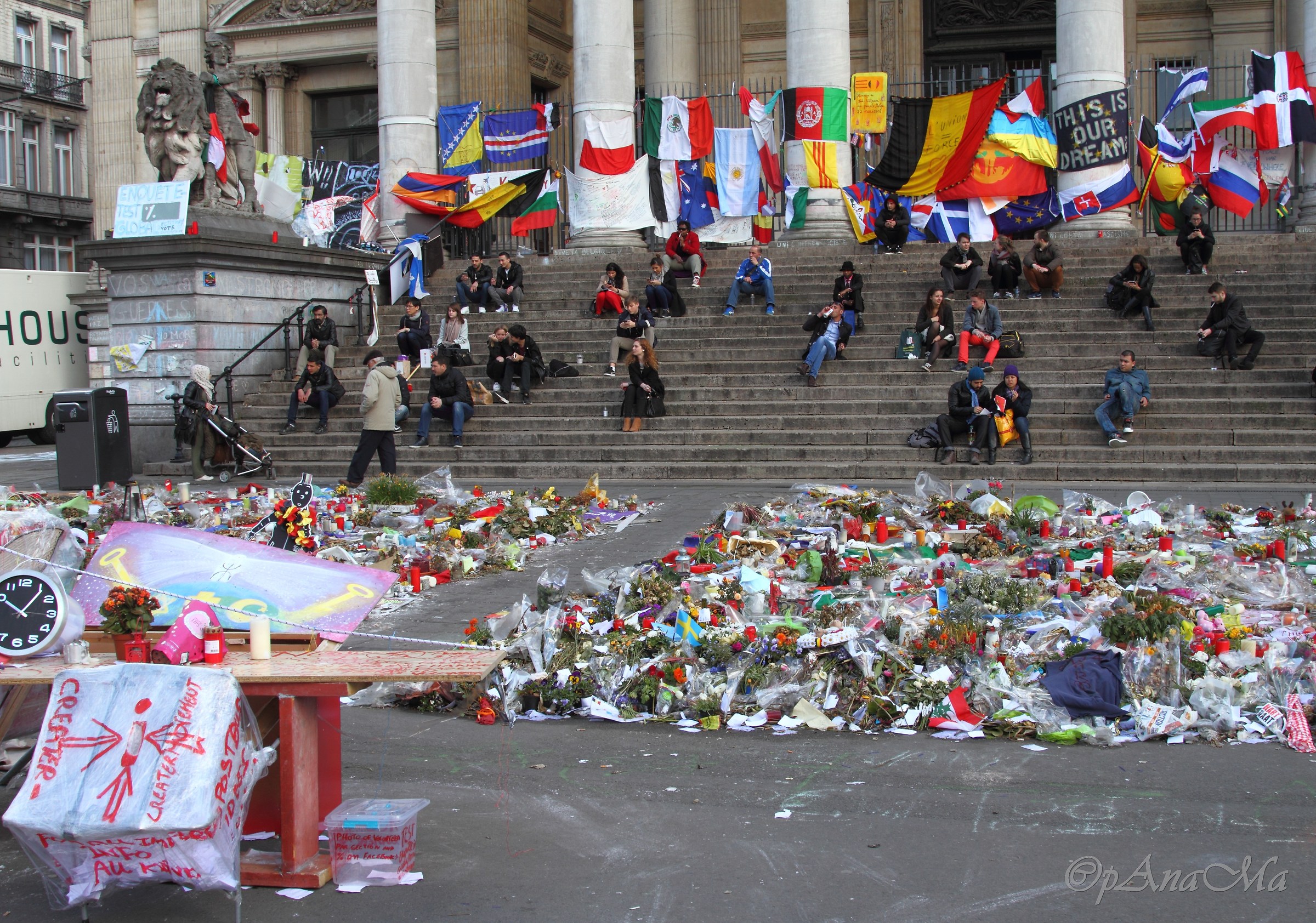 Tribute in the Place de la Bourse
