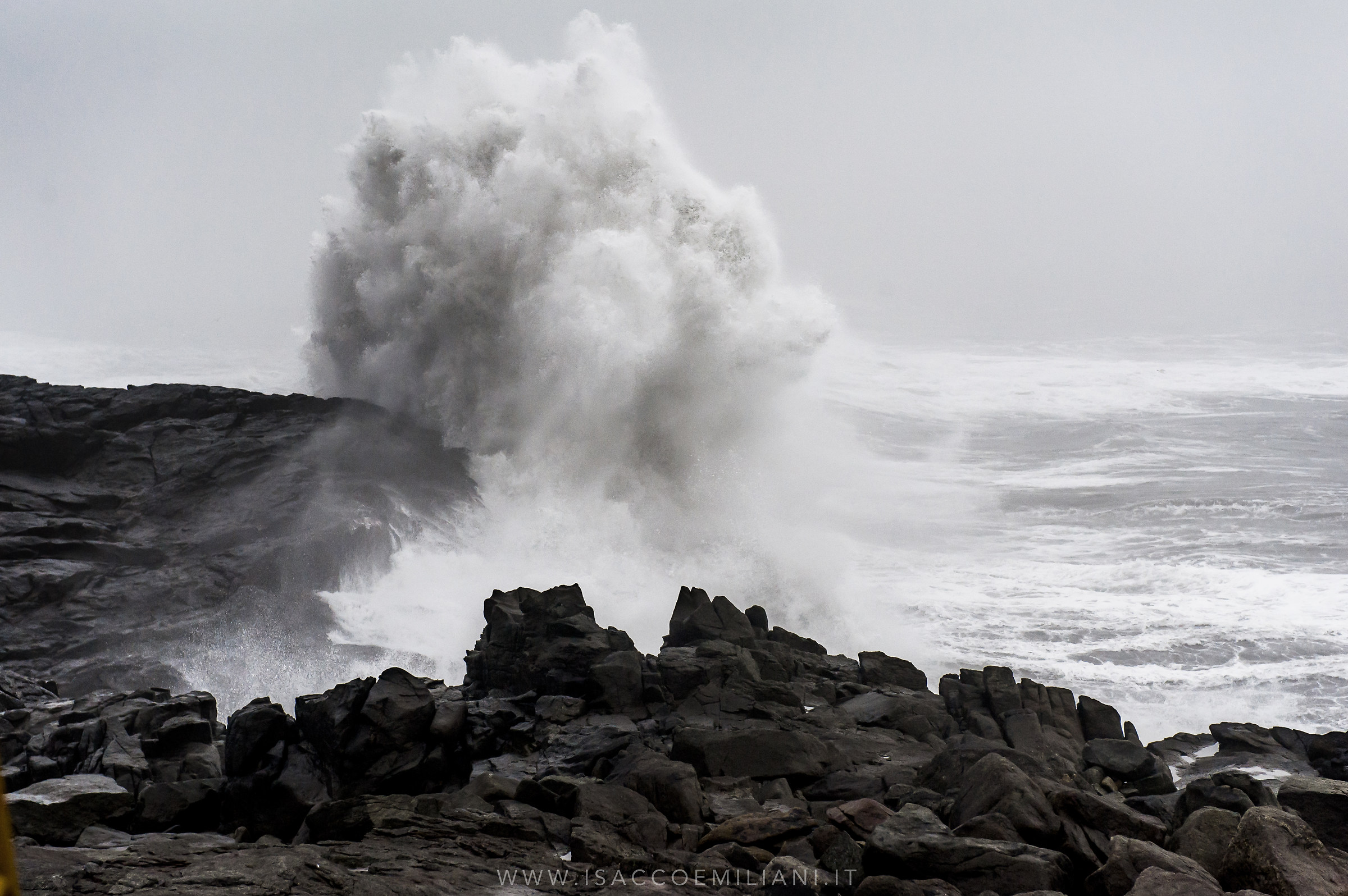 Esplosione sulle scogliere islandesi..