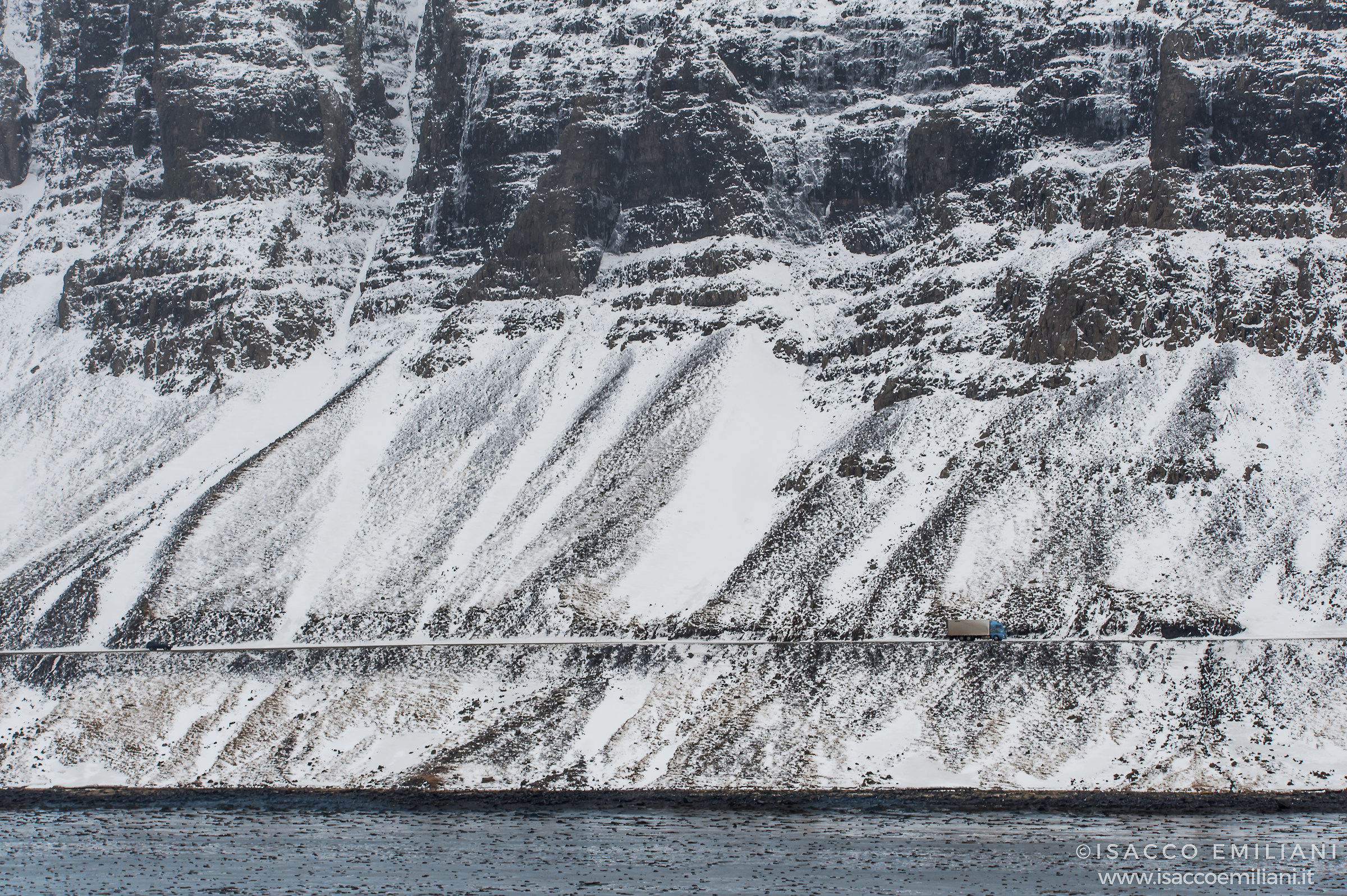 Passaggio di un camion nell'immensa Islanda