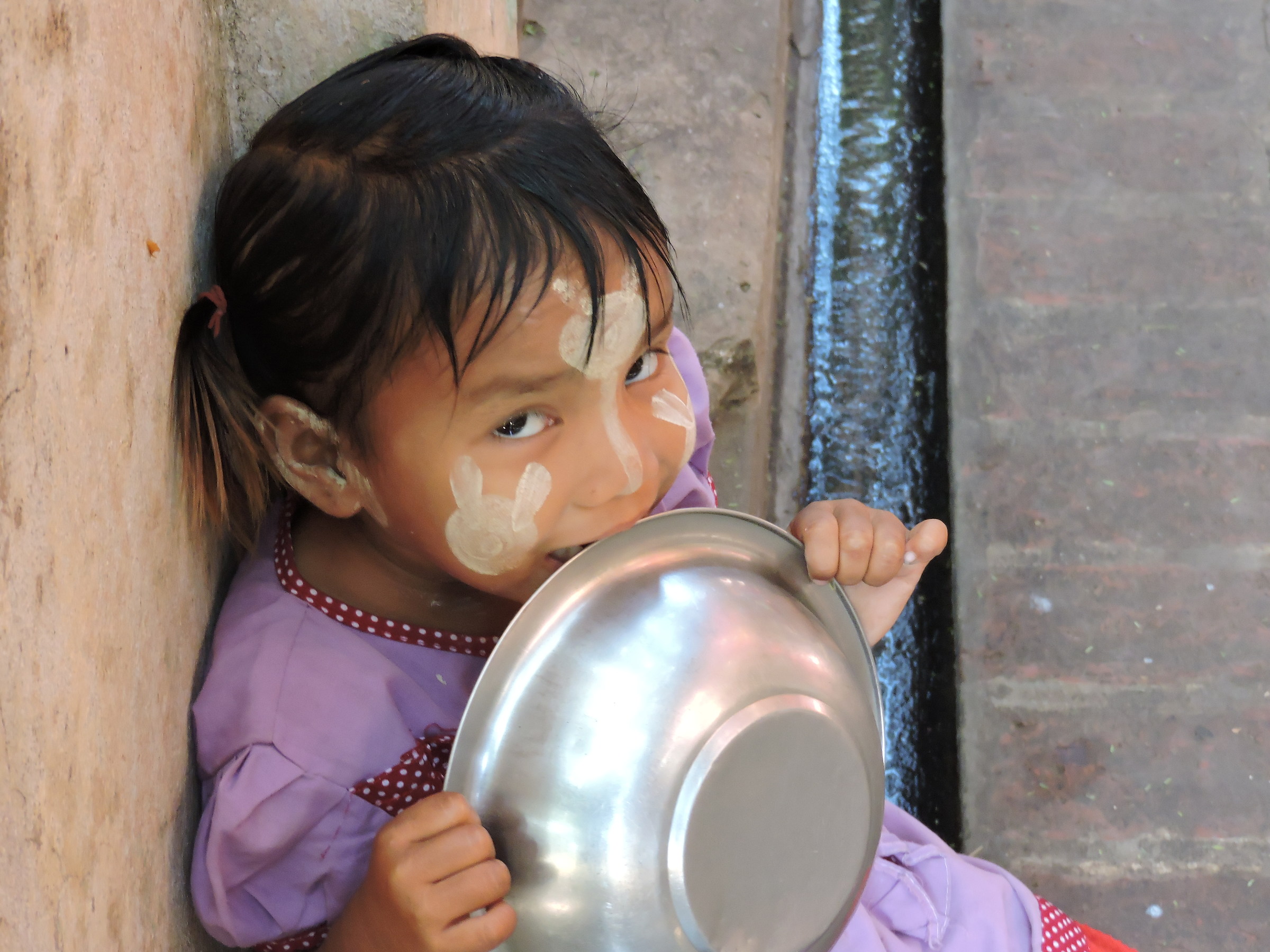bimba in attesa di un po' di riso