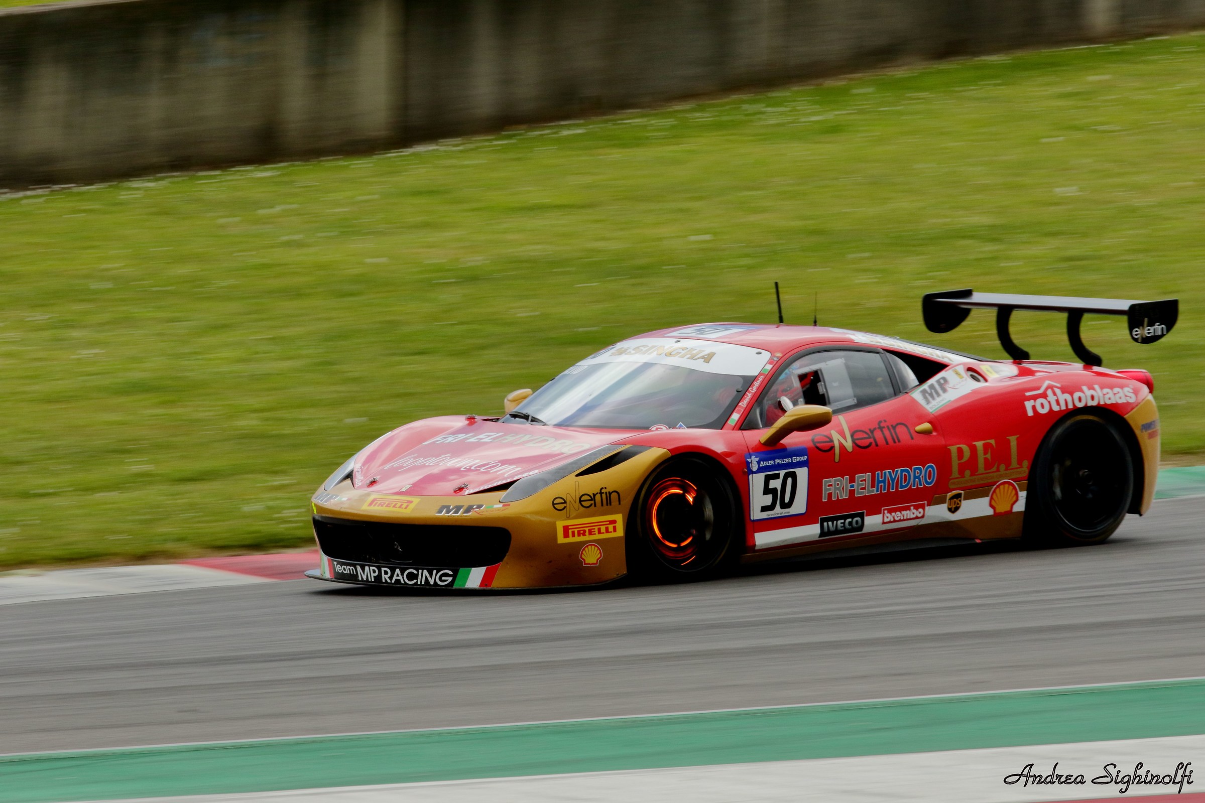 Ferrari frenata rovente