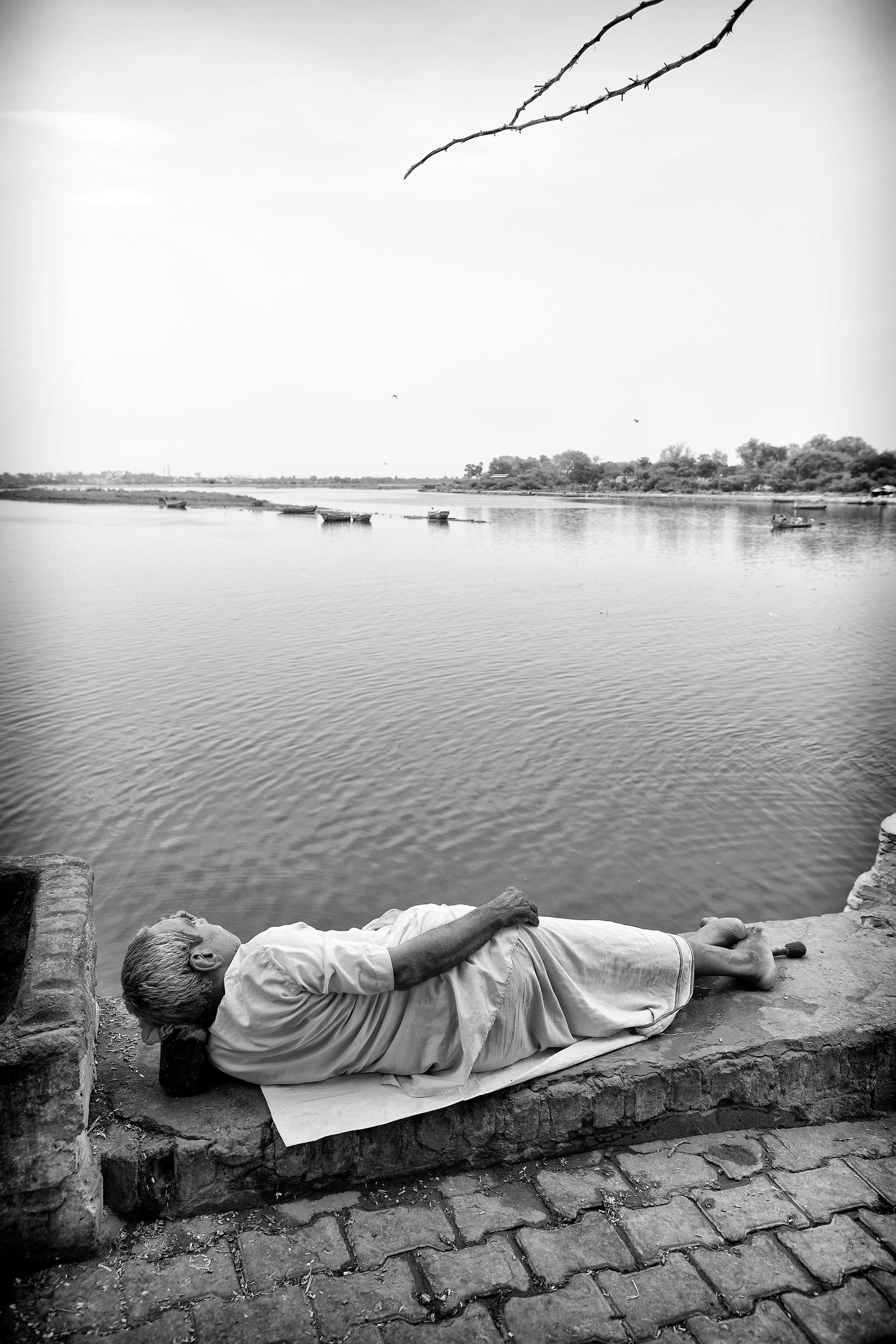 Mathura, Uttar Pradesh. Riposo sul fiume Jamuna.
