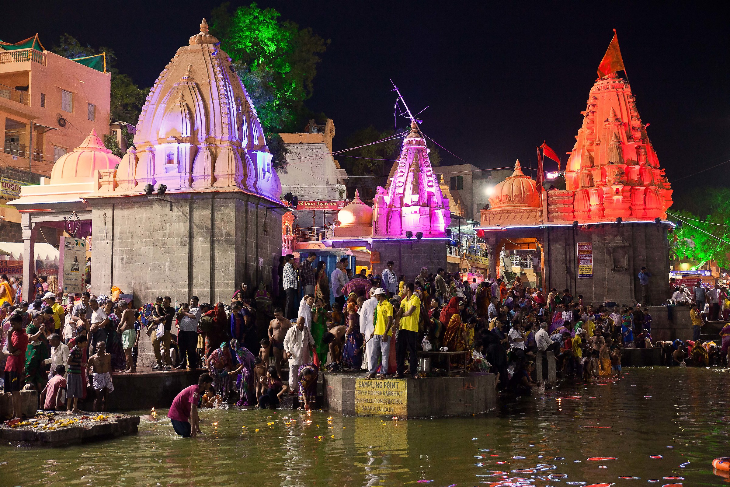 Ujjain, Ram Ghat in notturna