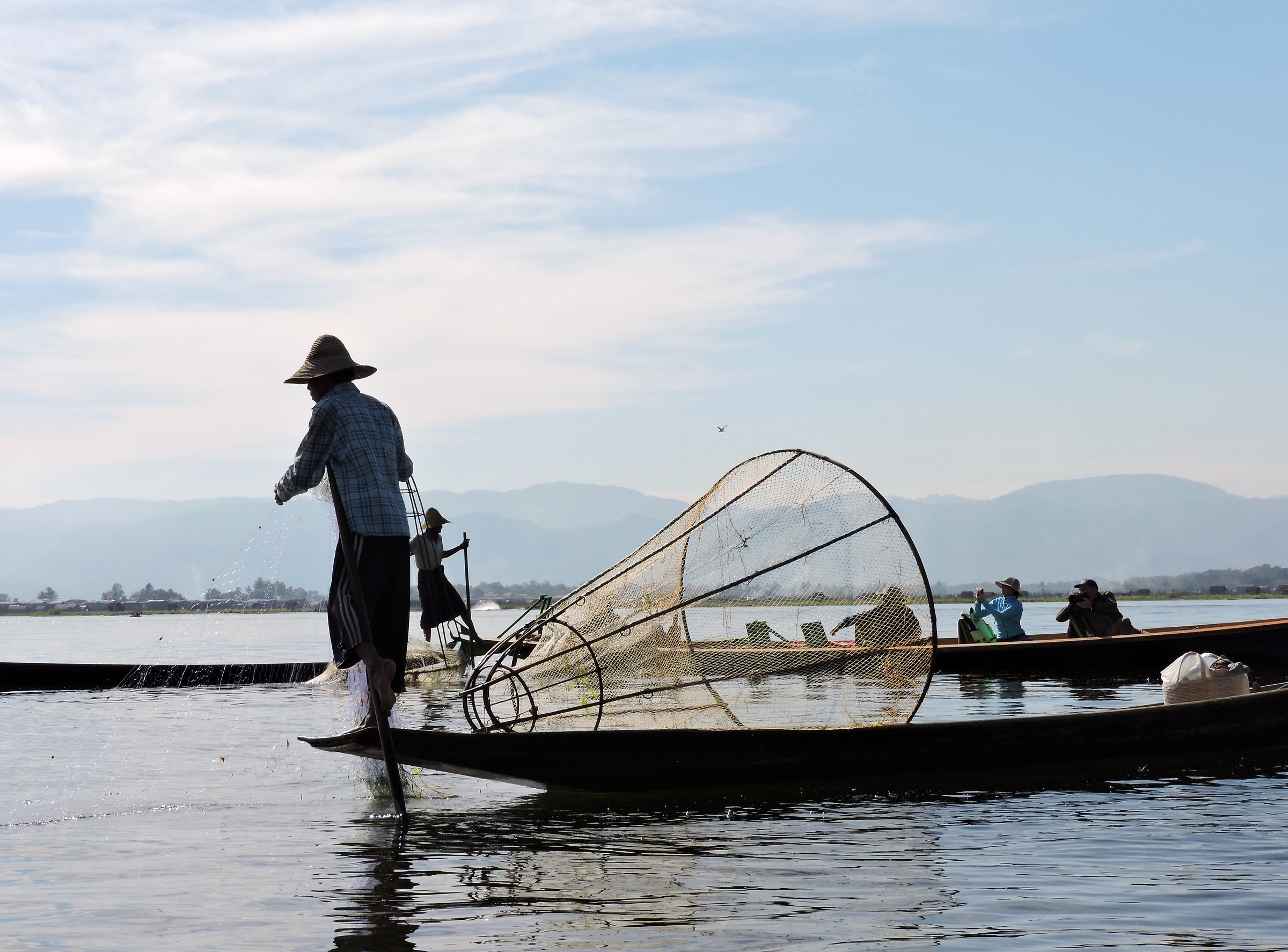 pescatori sul lago inle -remano con una gamba-