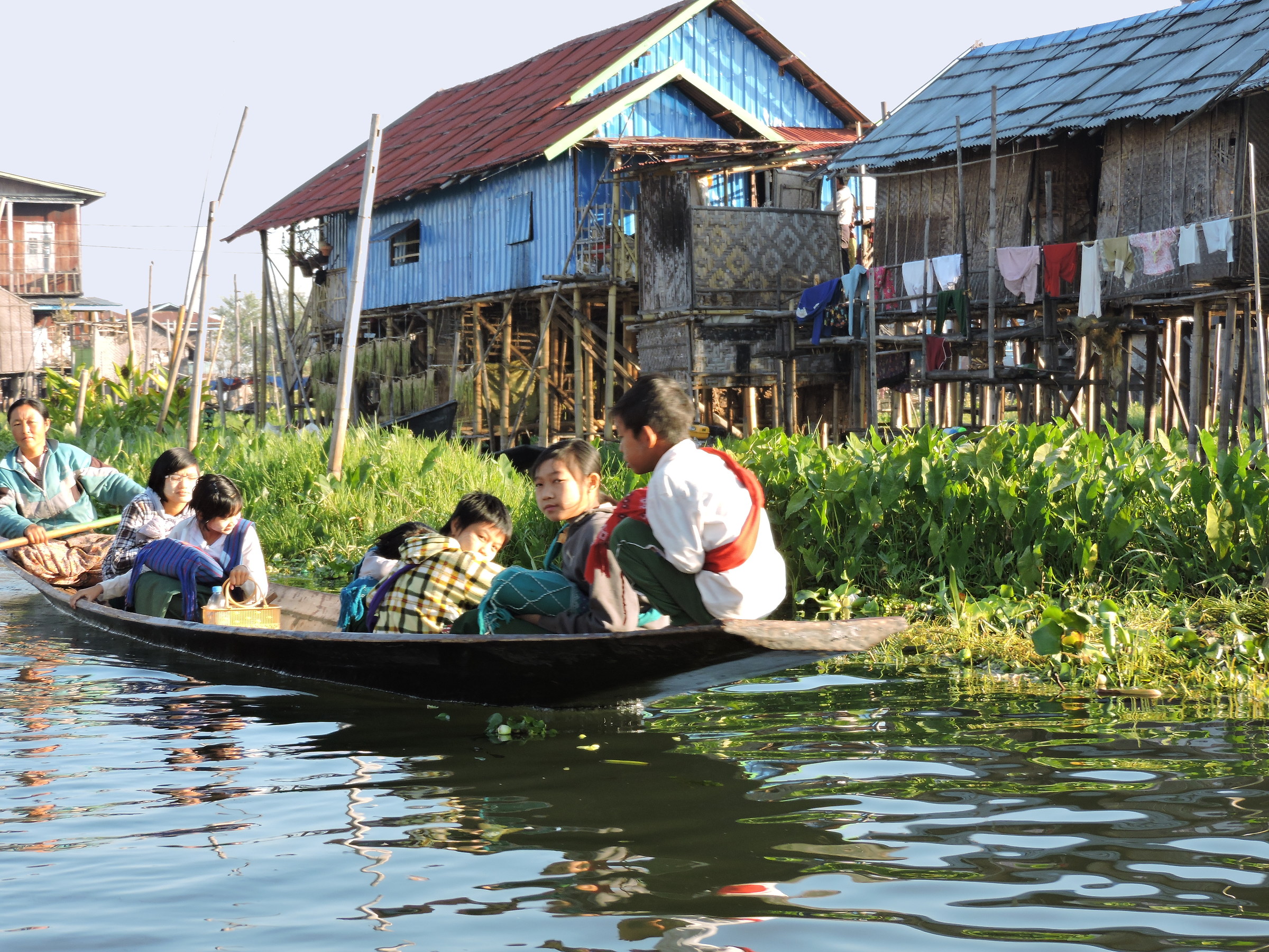 lago inle-scolari in piroga-