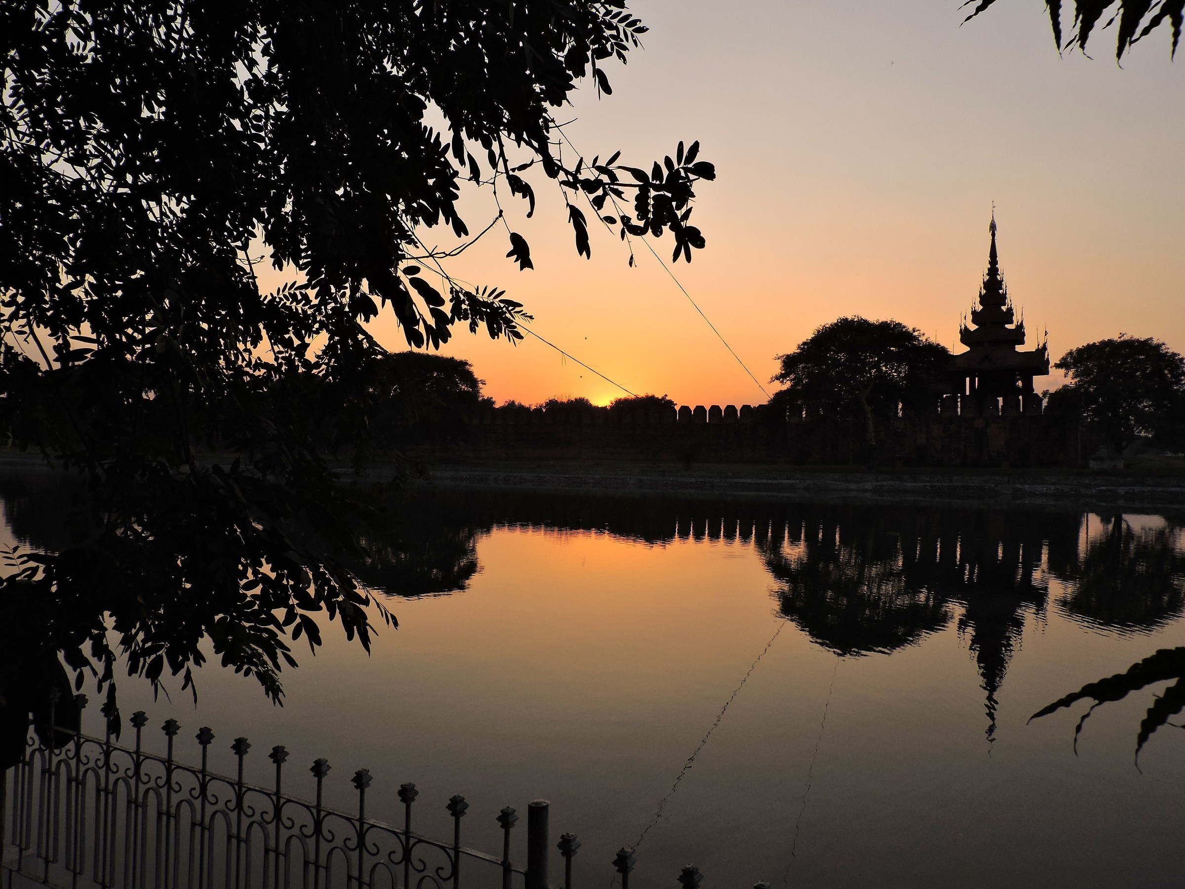 tramonto a Mandalay-sul palazzo reale-