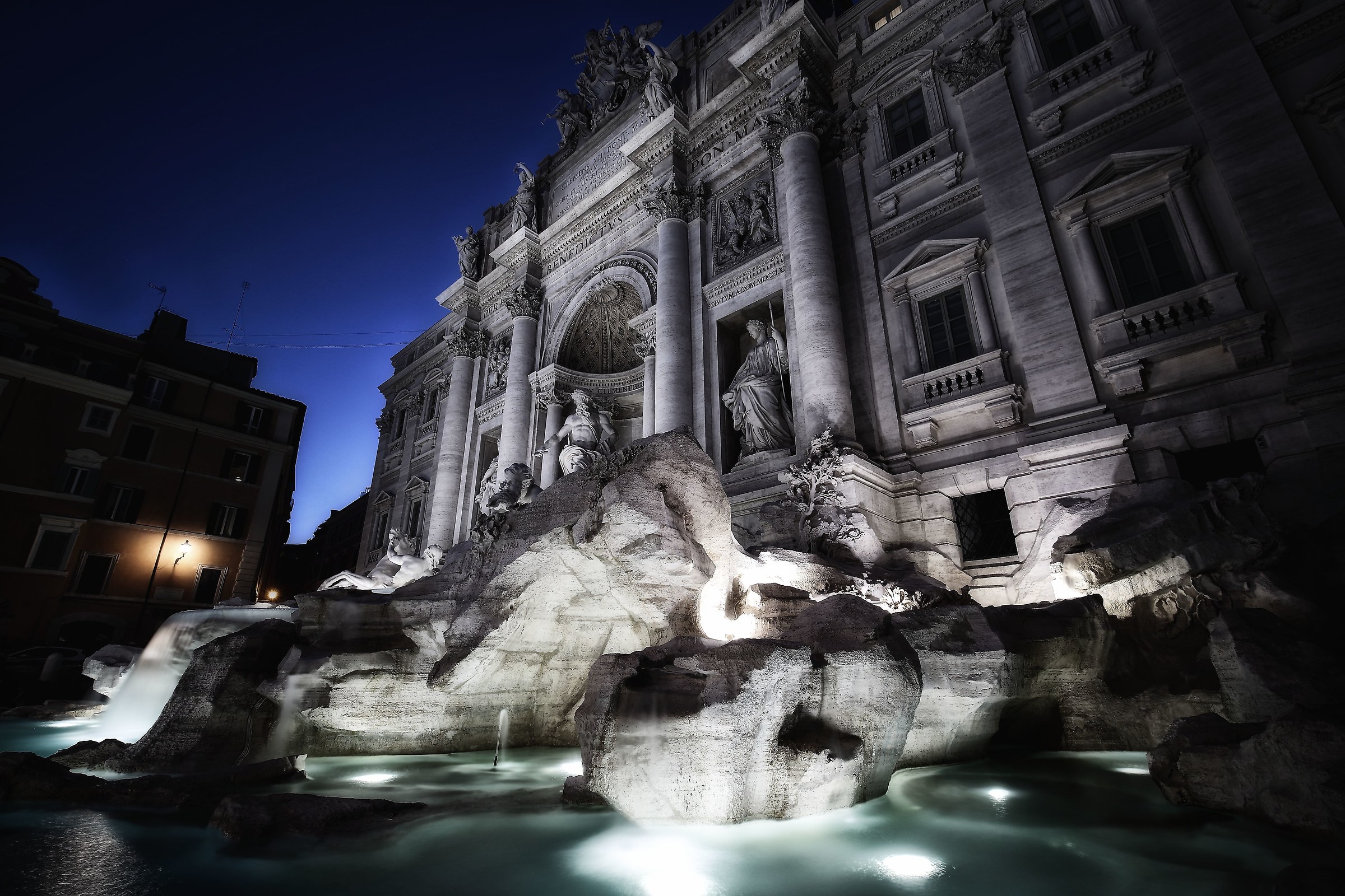 Fontana di Trevi, ora blu