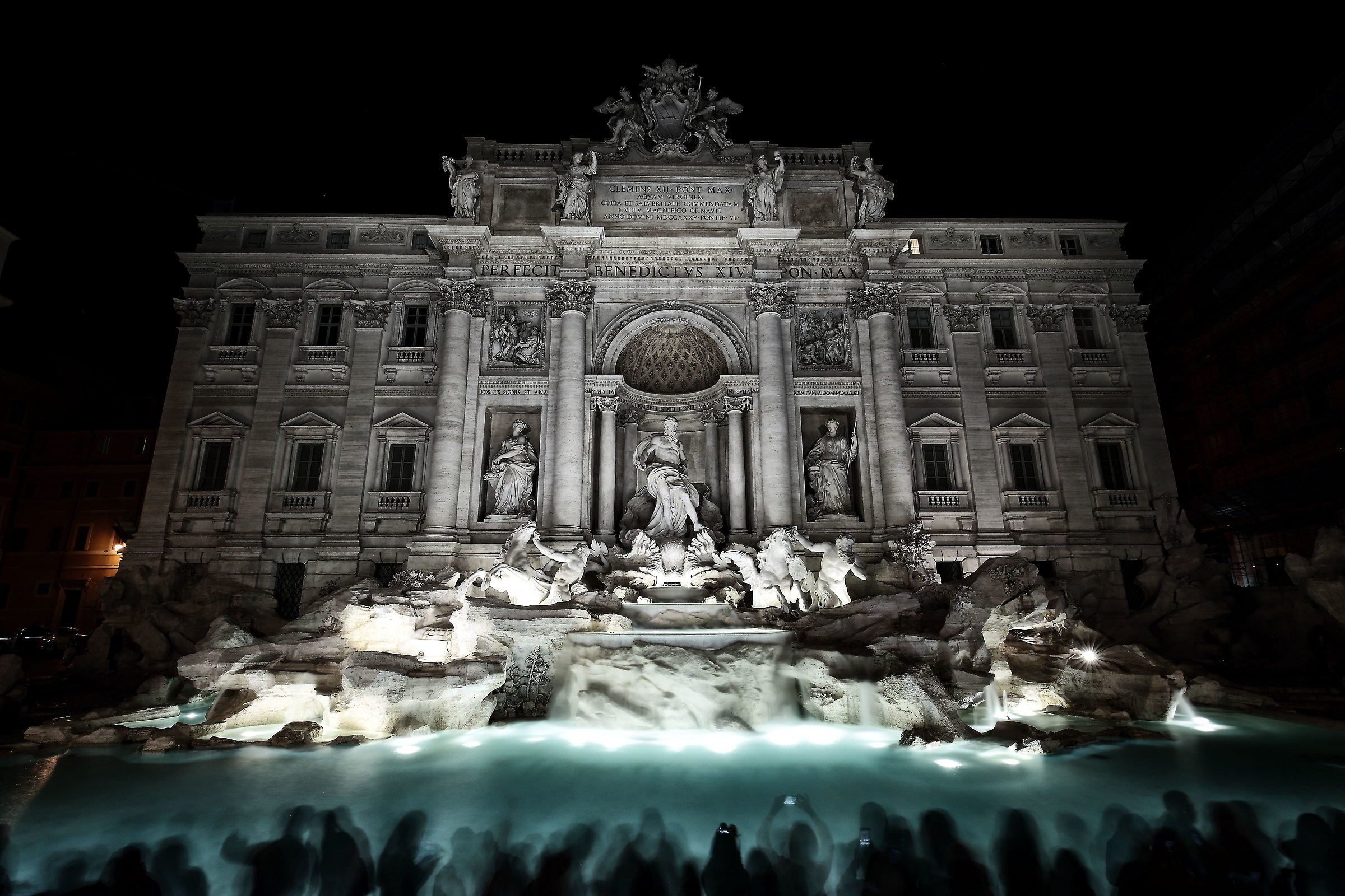 Fontana di Trevi, le ombre si agitano....