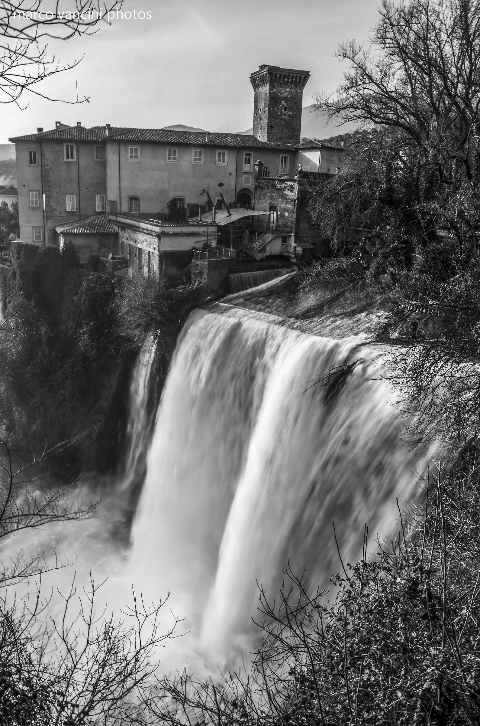 Il castello sulla cascata