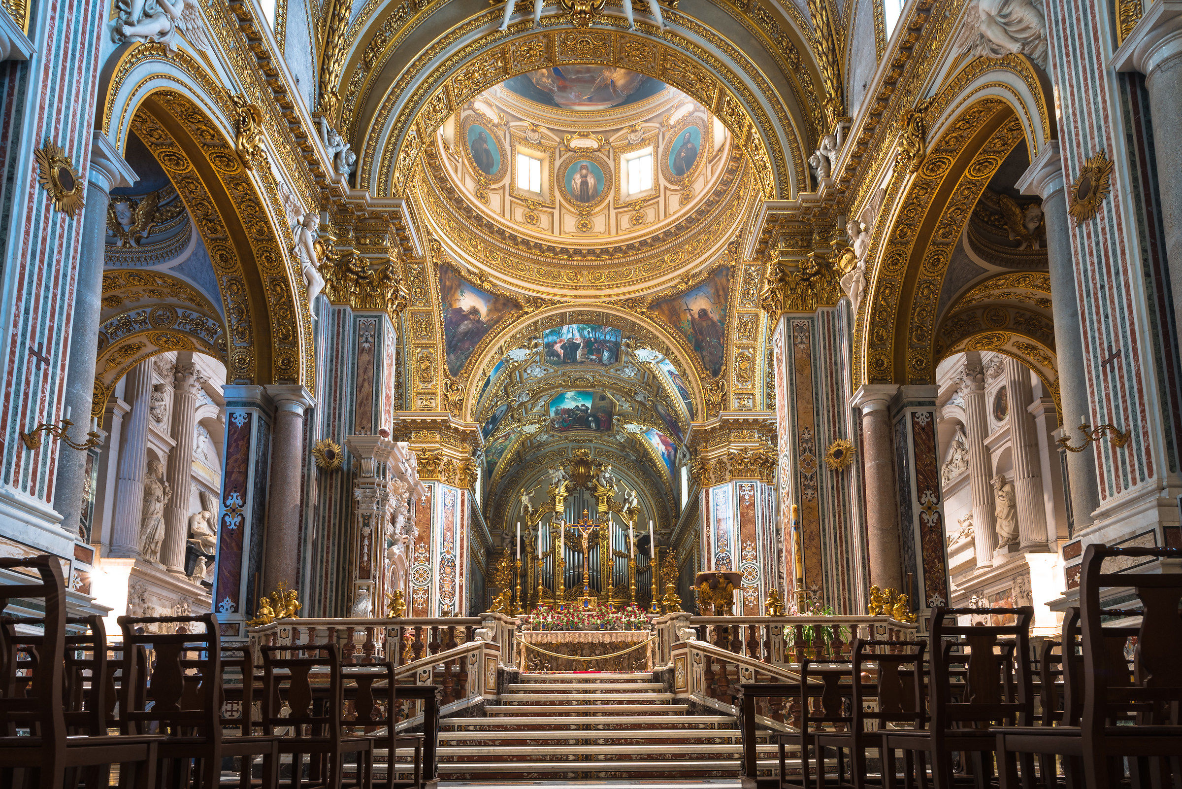 Ai piedi dell'altare