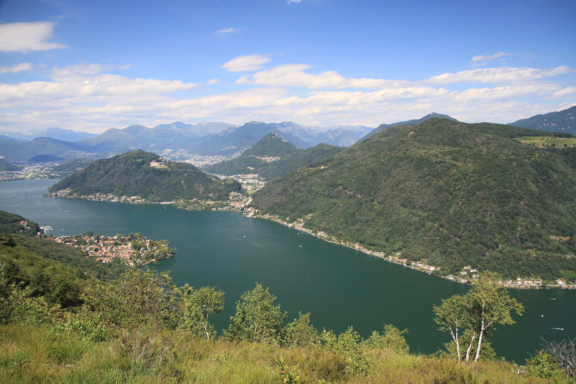 Veduta del lago ceresio da punta paradiso