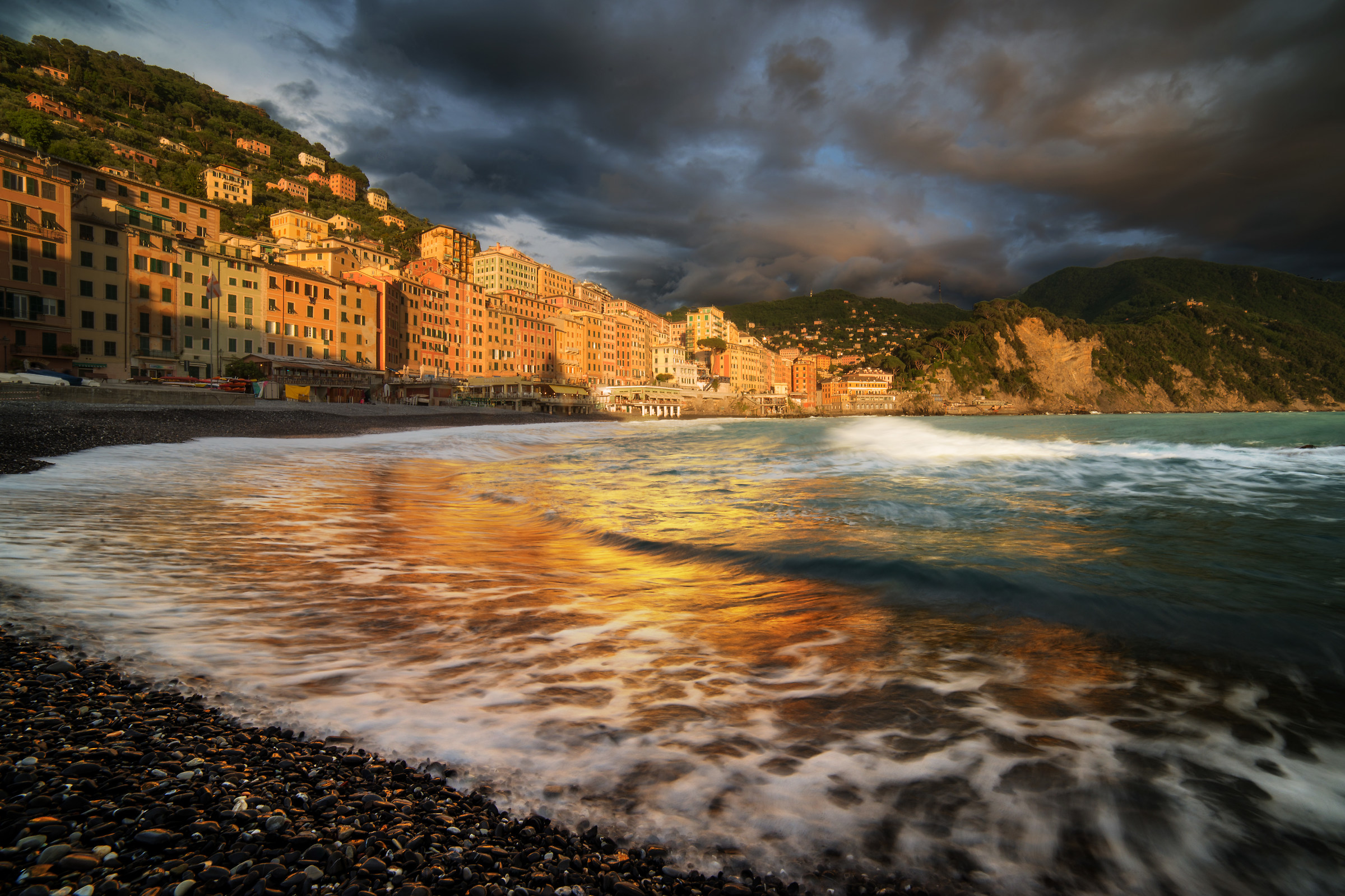 mare di fuoco a camogli