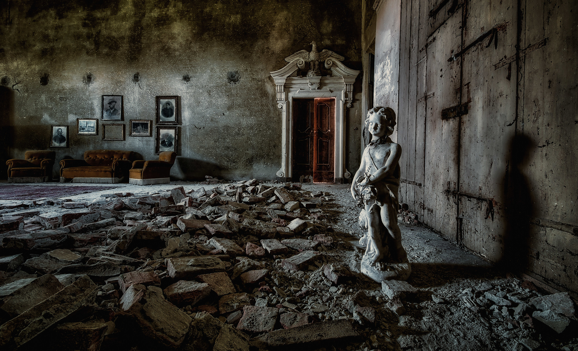 Palazzo delle fragili memorie,statua e distruzione