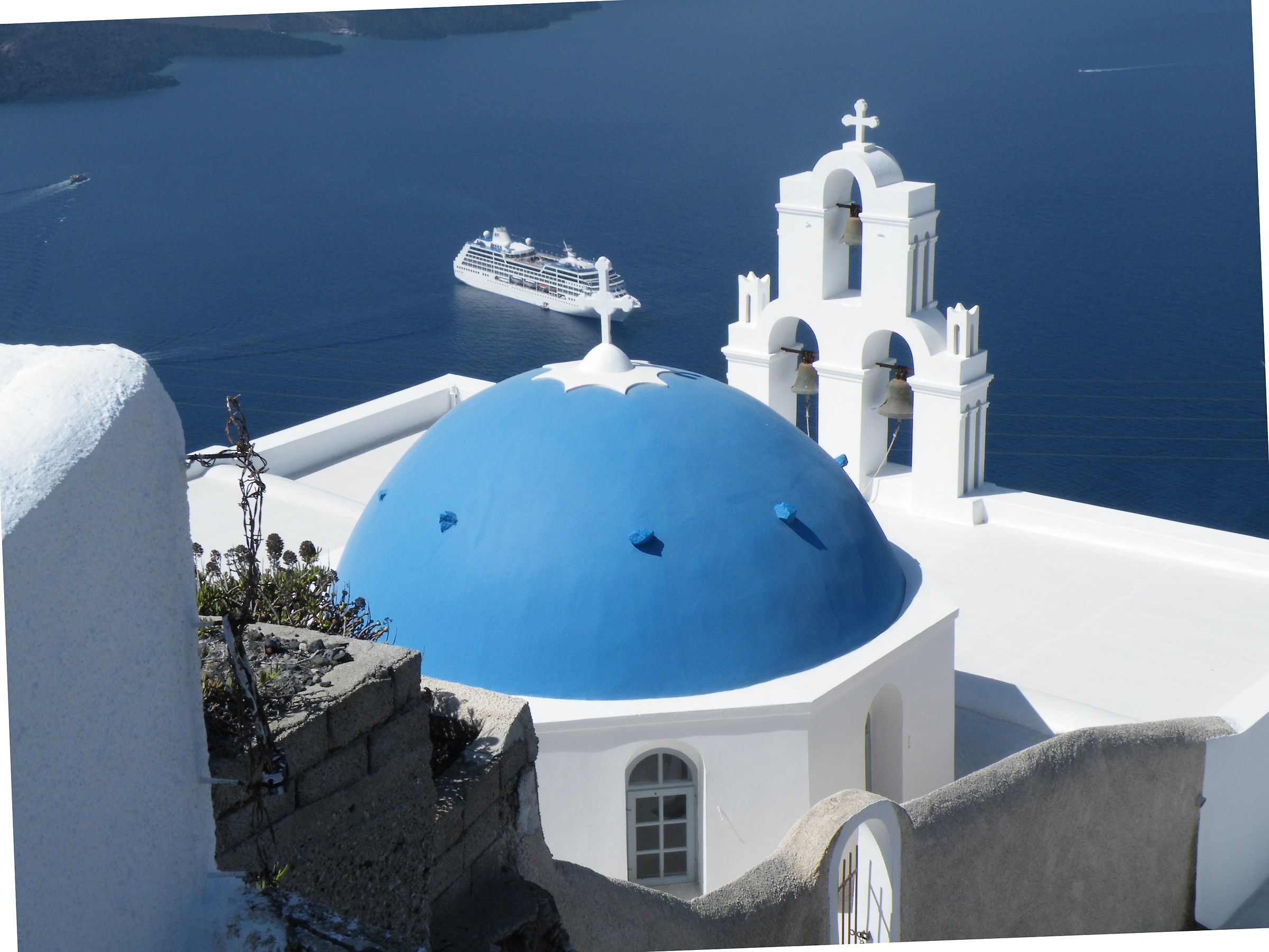 Oia - chiesetta a strapiombo sul mare