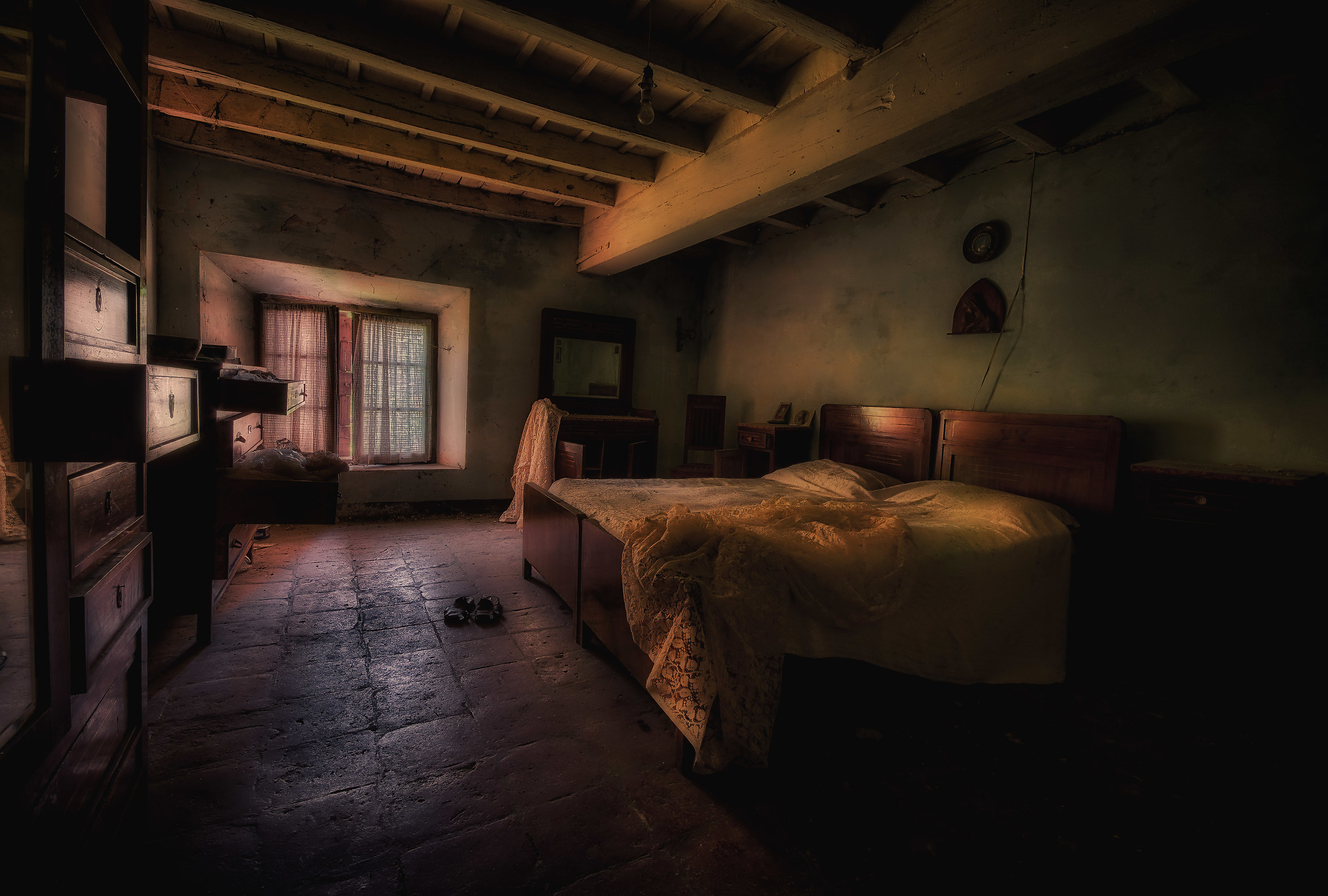 Palazzo delle fragili memorie...una camera ancora viva