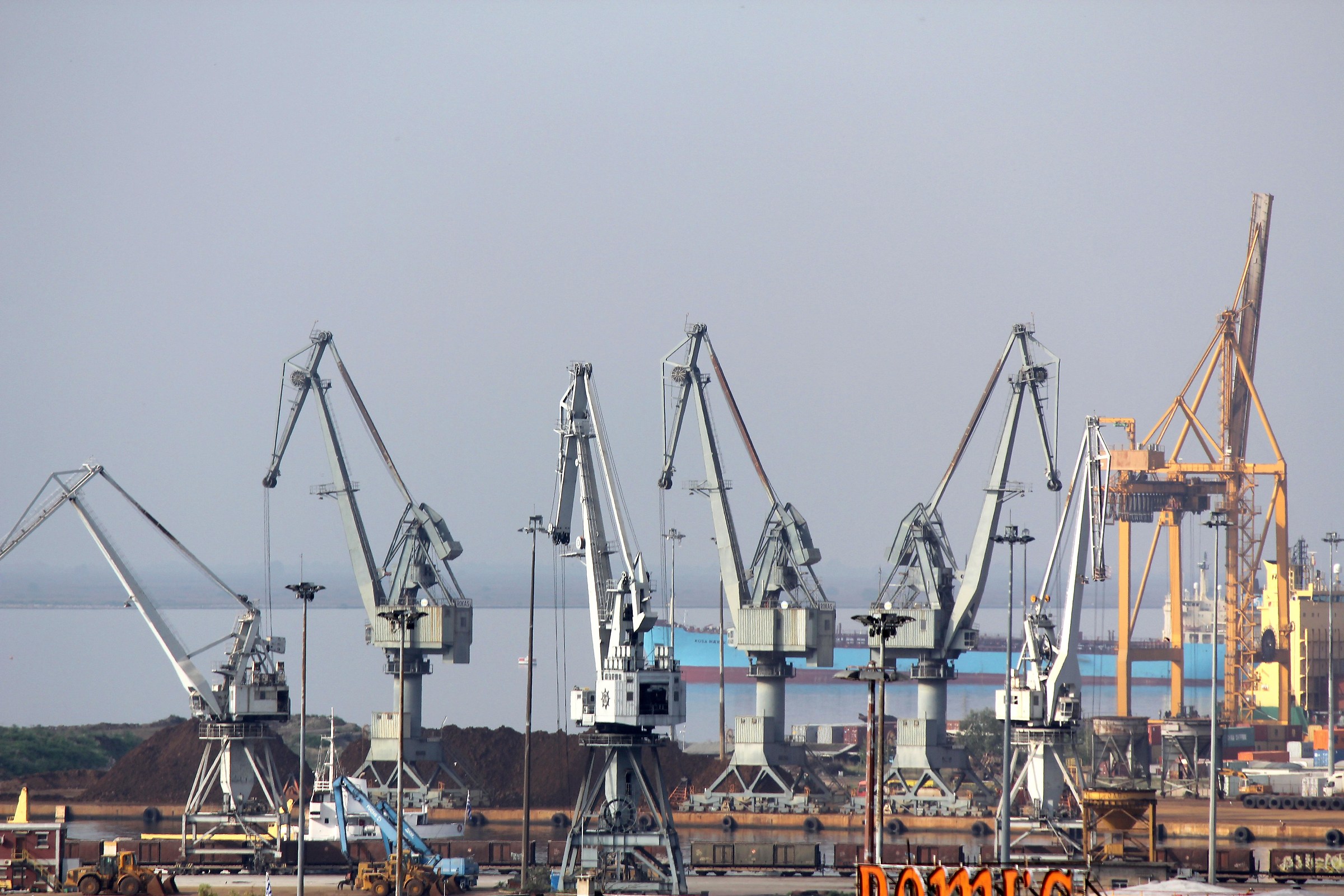 Derricks al porto di Salonicco