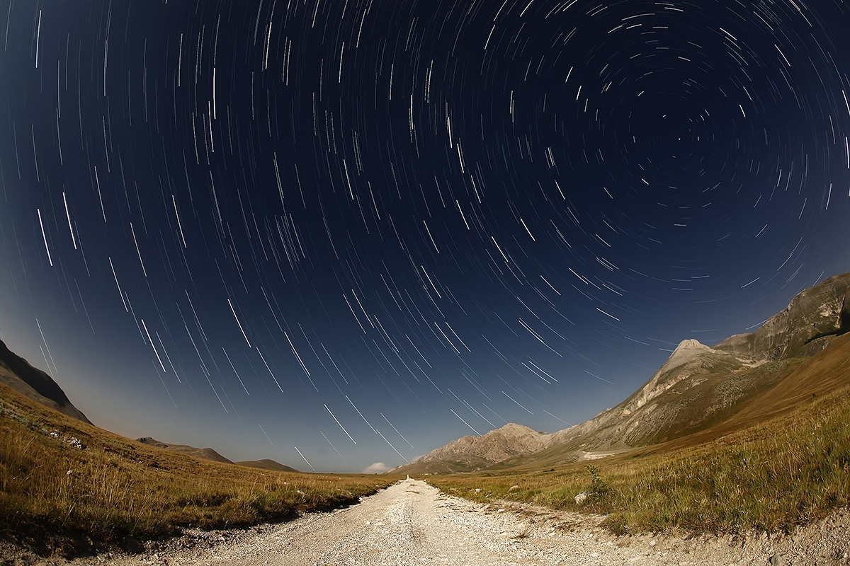 star trail campo imperatore canon 15mm fisheye