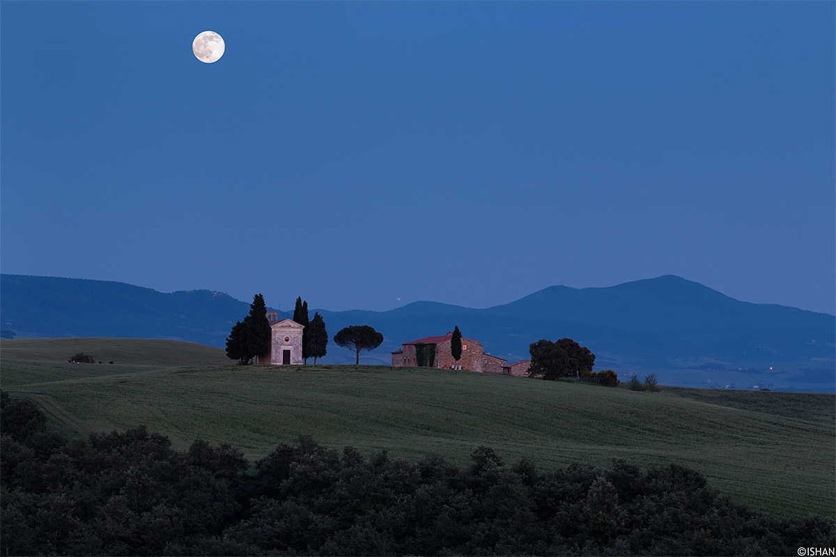 Vitaleta in blue dress with moon and mars