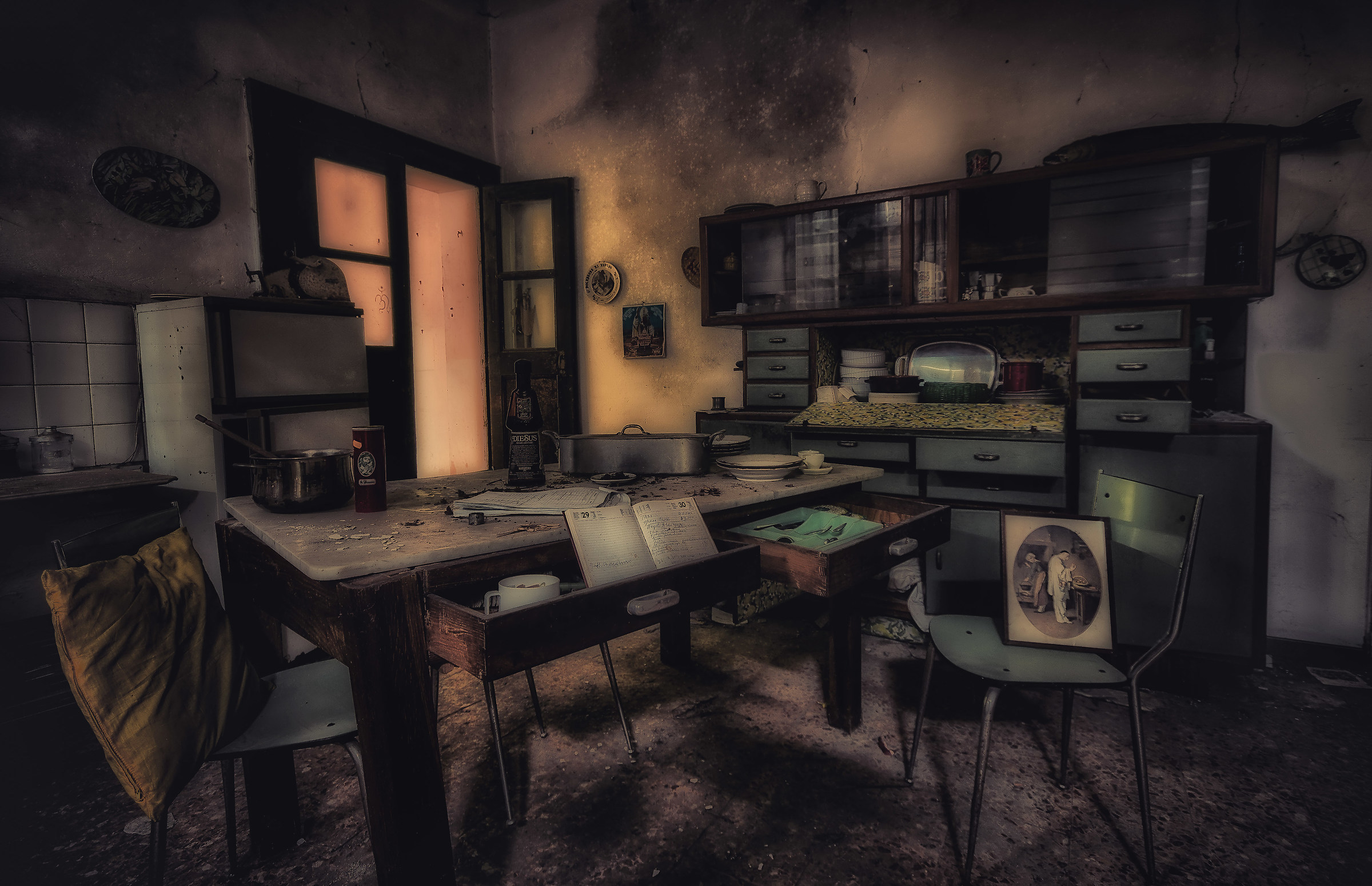 Palazzo delle fragili memorie, disordine in cucina