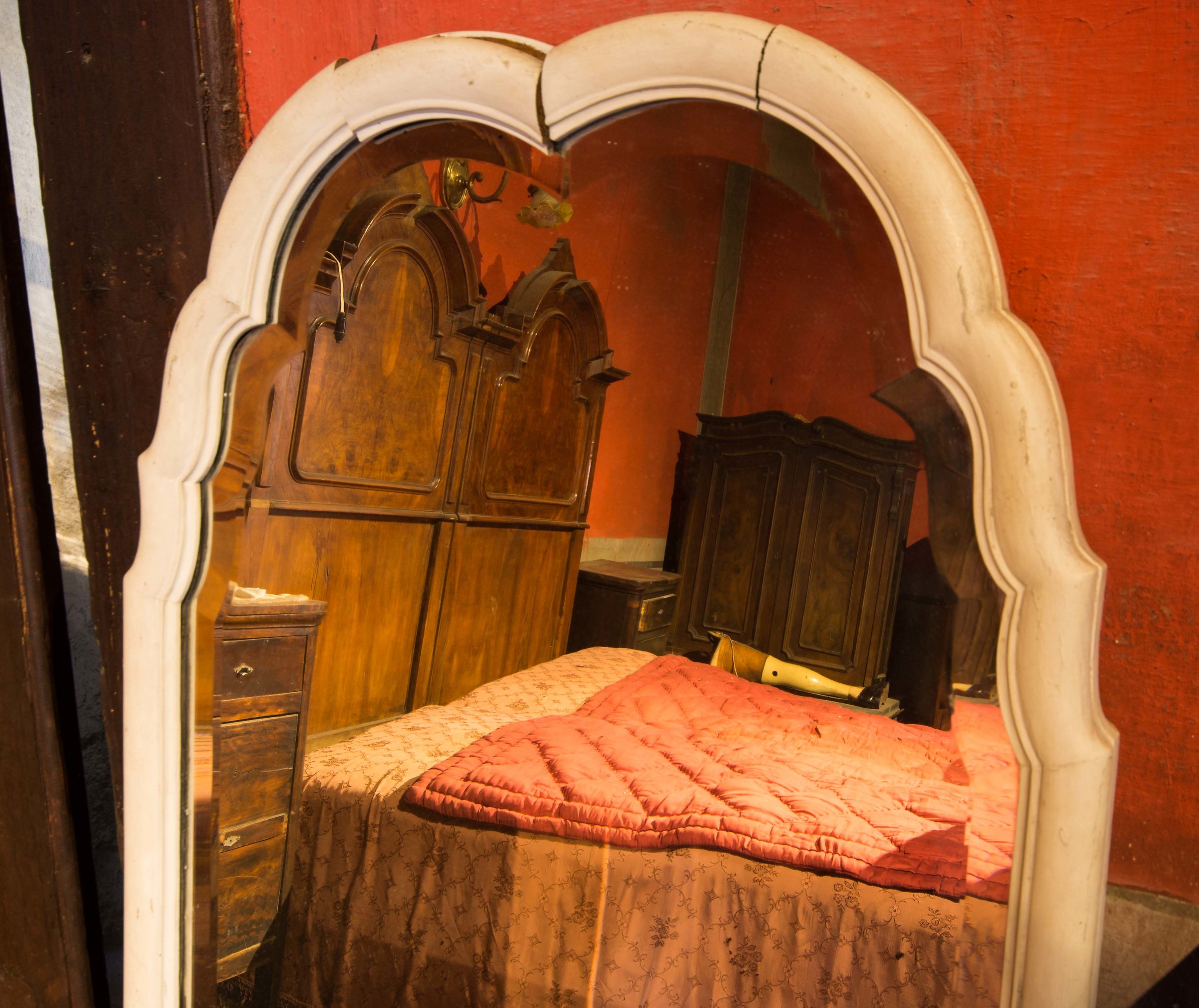 The bedroom and the leg ...