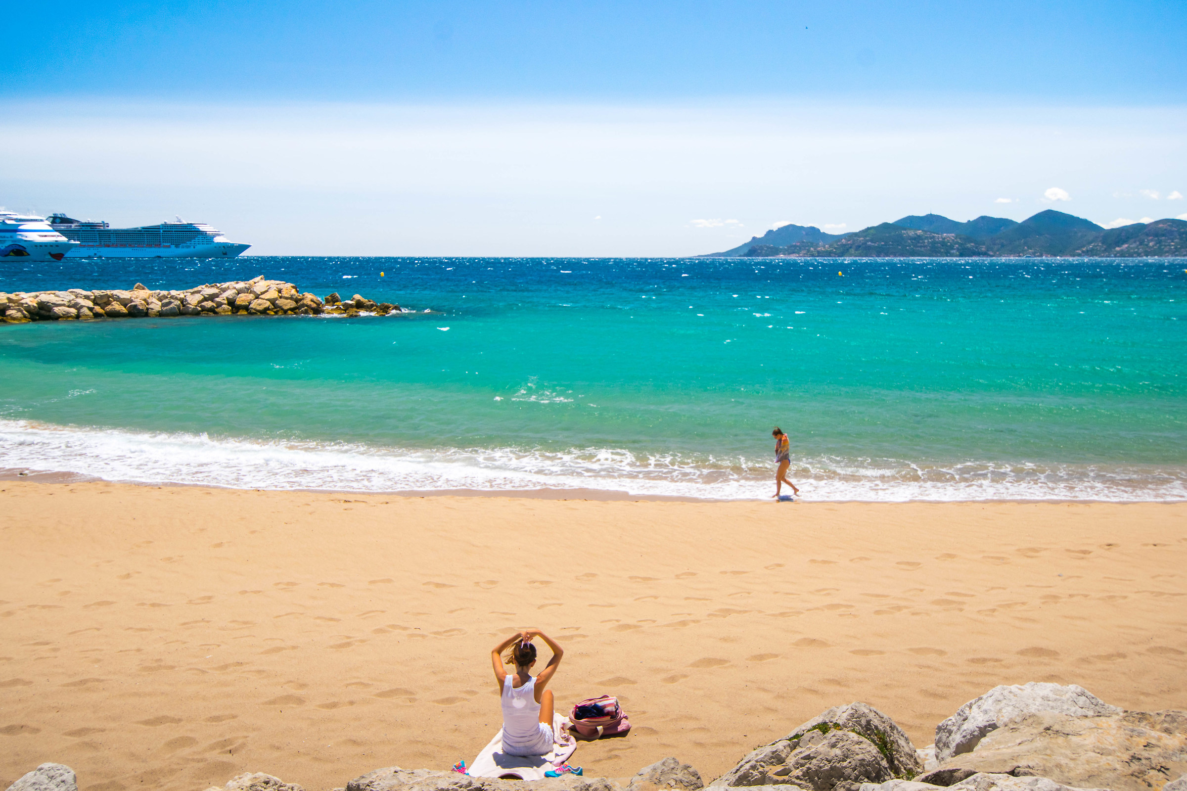 Le ciel est bleu, la mer est bleue et le soleil brille!
