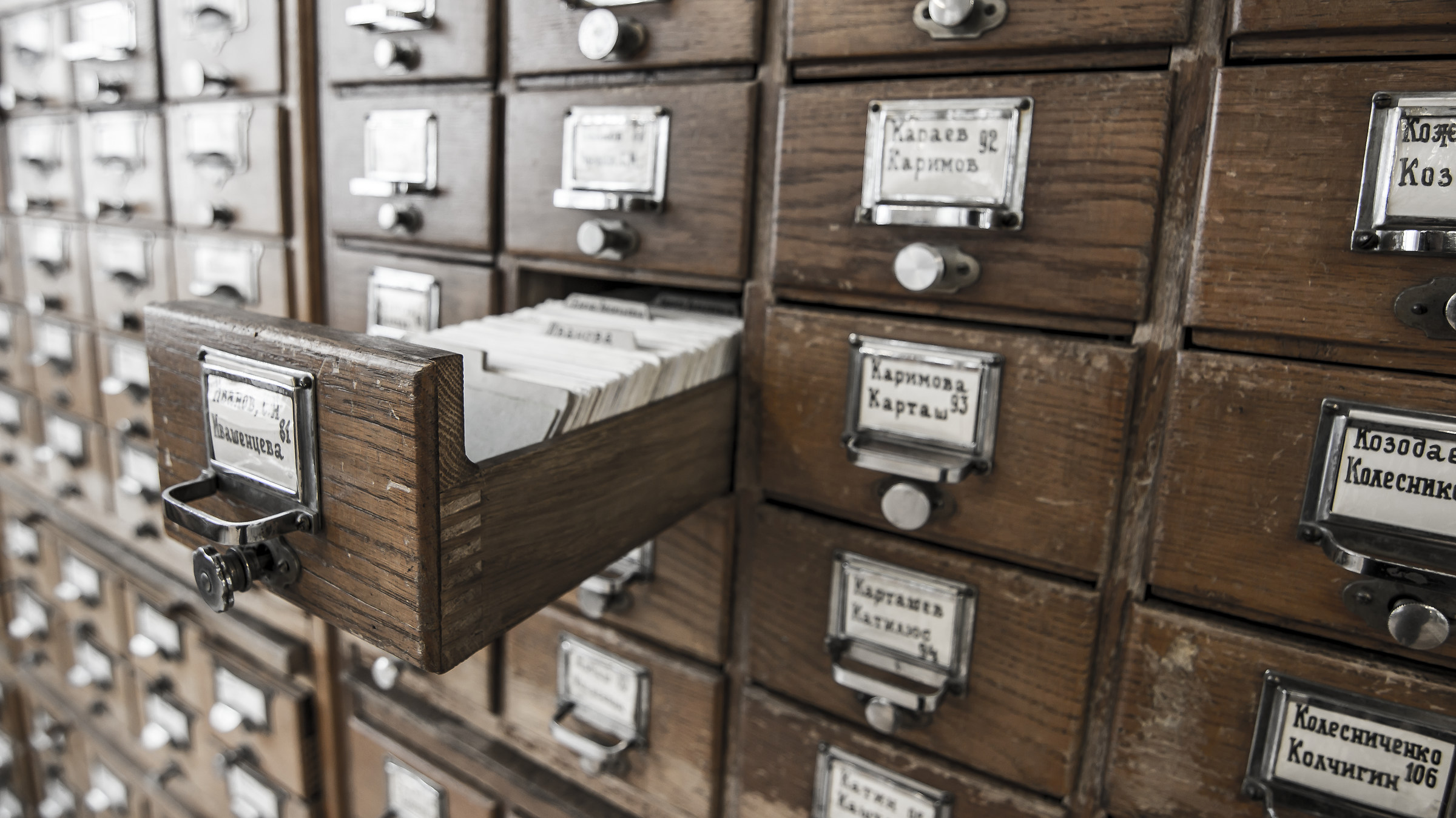 Schedari nella biblioteca