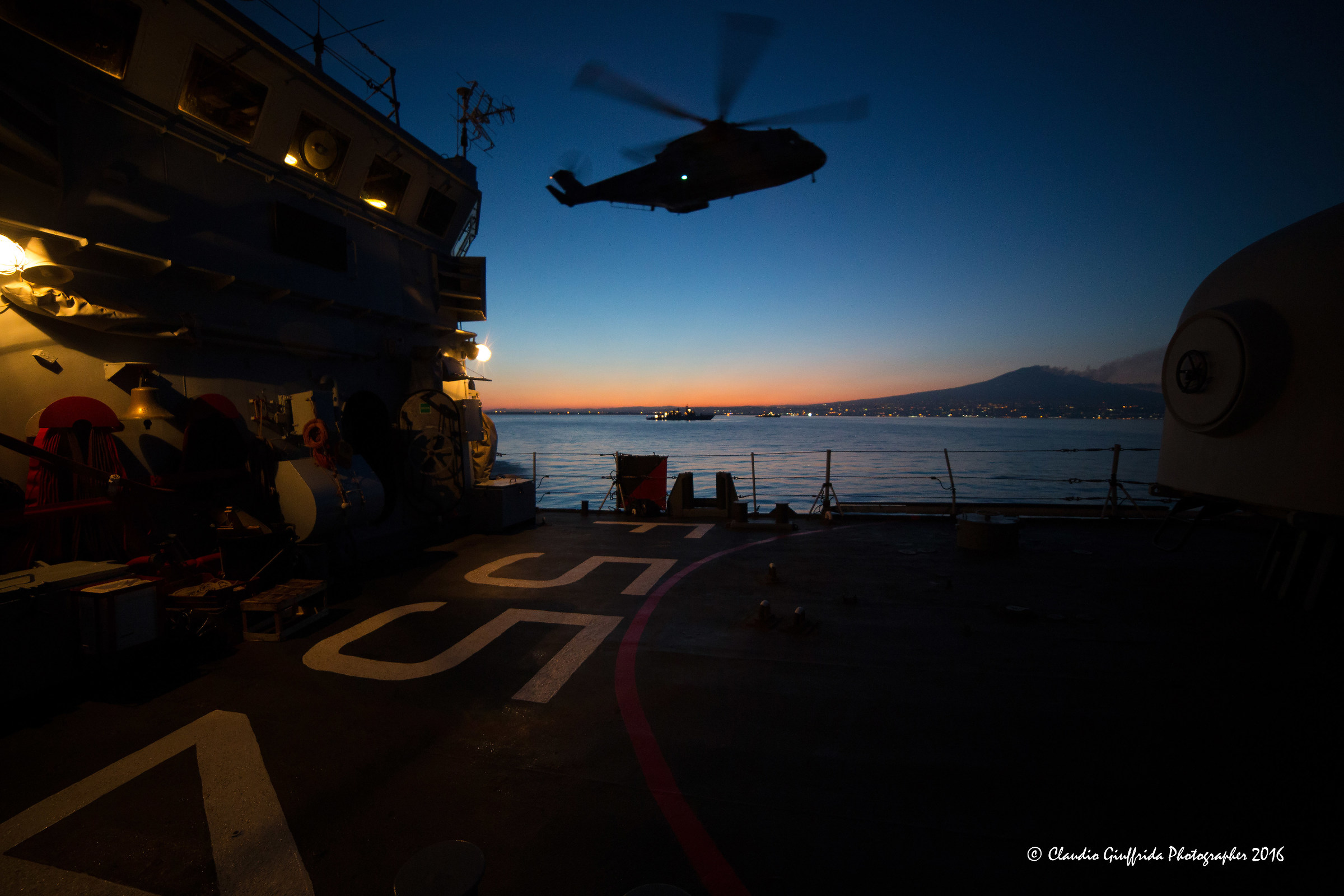 Volo radente al tramonto