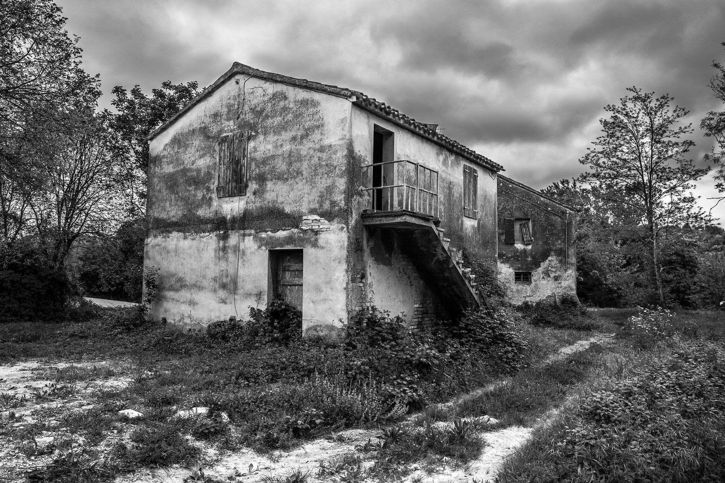 Vecchio casolare con attico