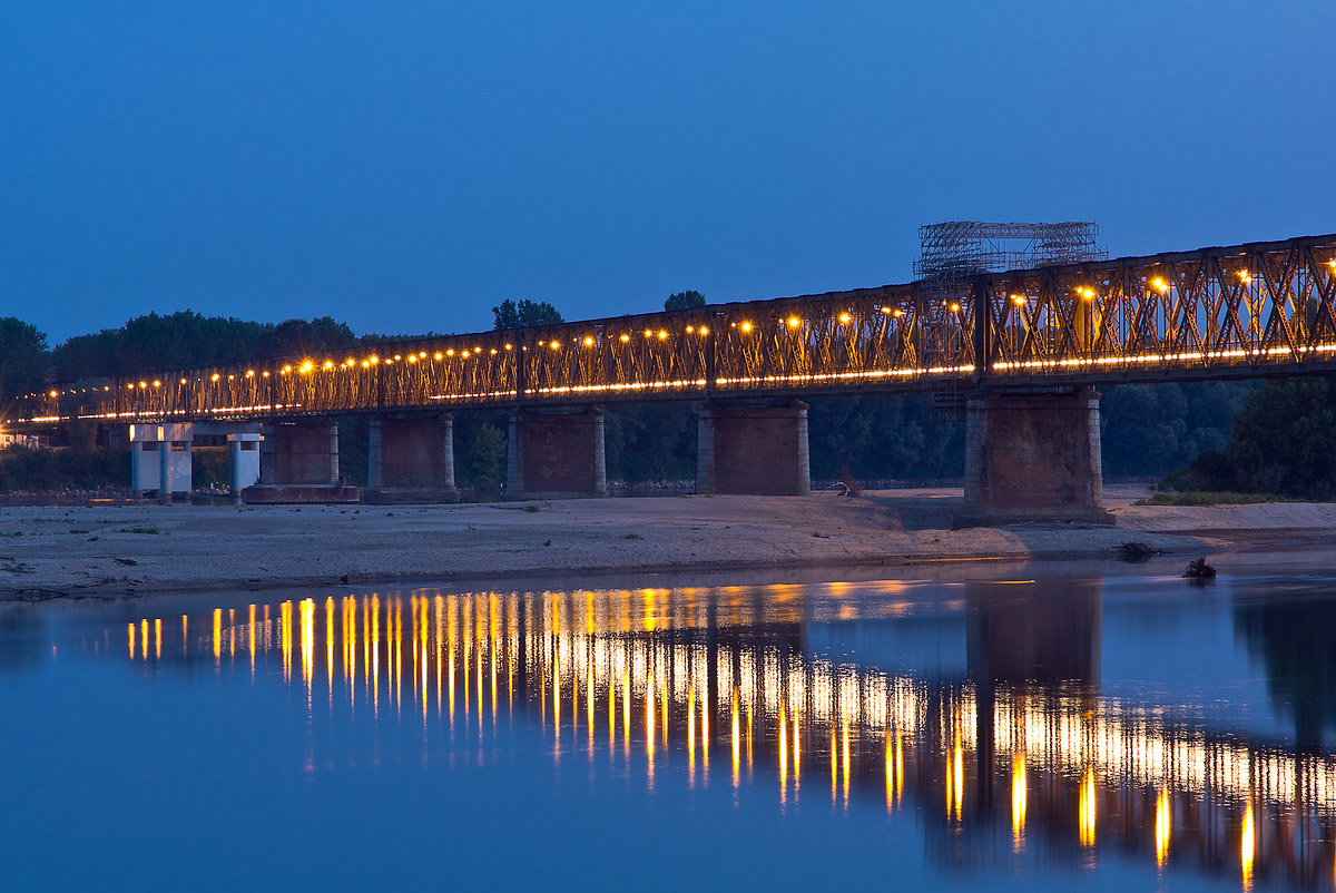 l'ora blu e il ponte illumunato