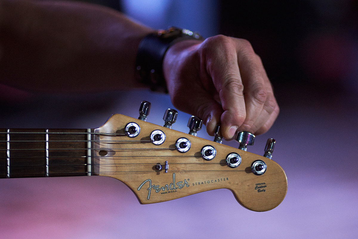 Accordando la chitarra