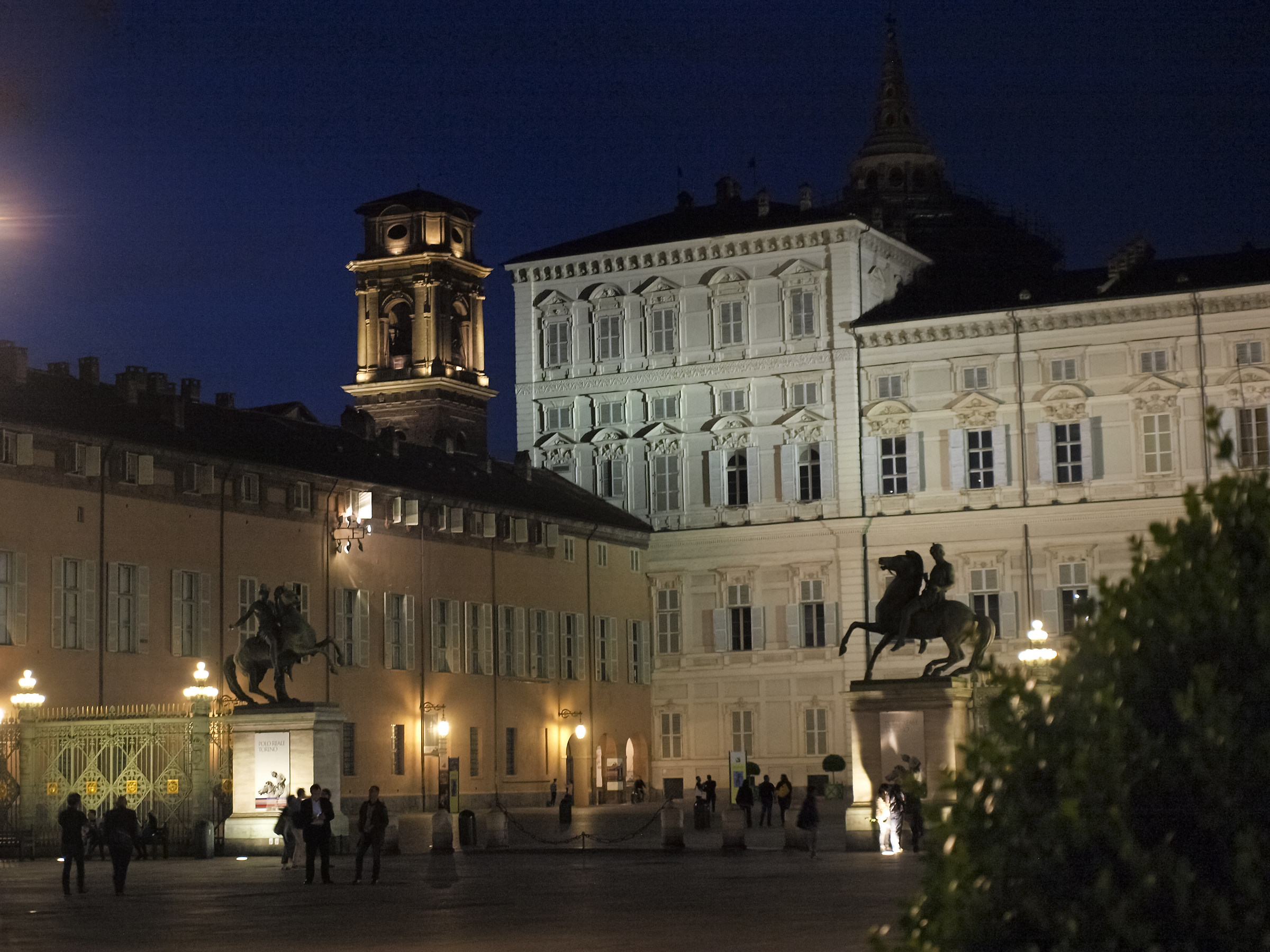 Piazza Castello: ore 10pm