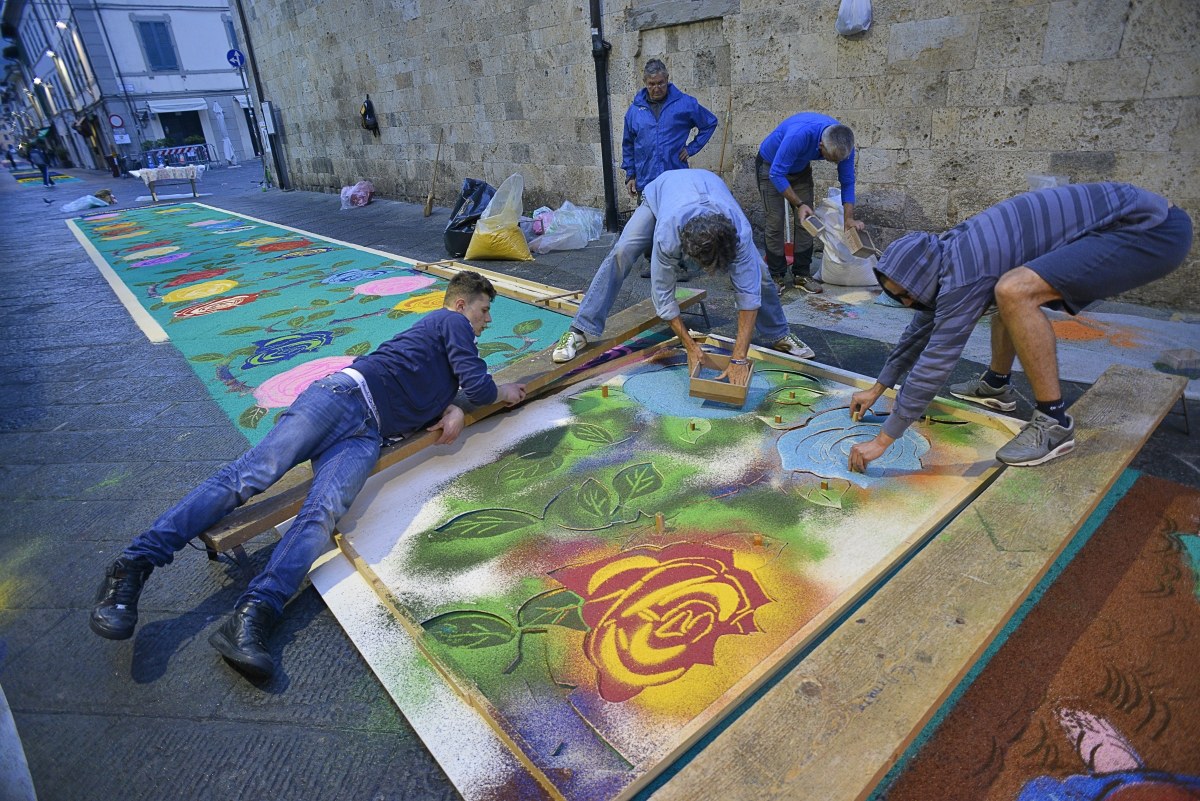 sawdust carpets Camaiore Lu