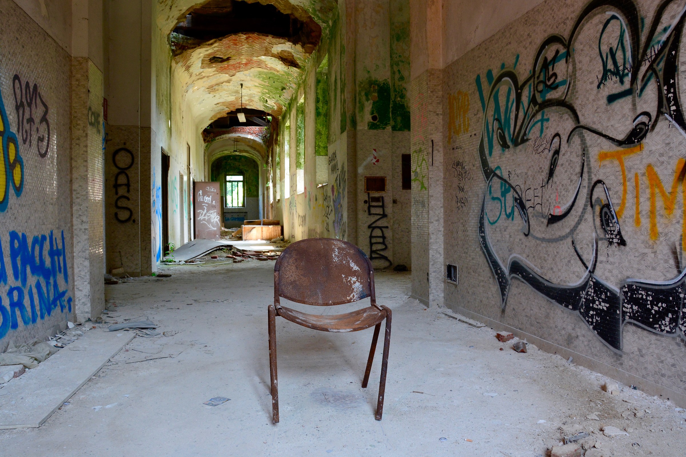 ...prego si accomodi...