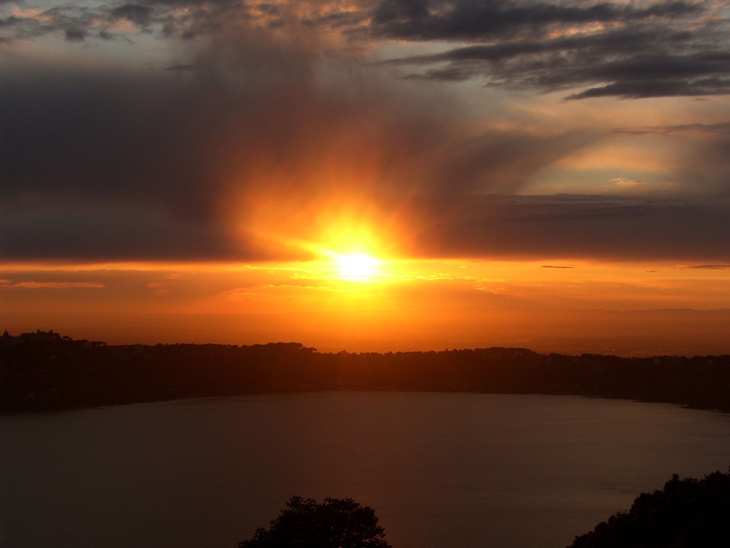 A beautiful sunset over Lake Albano (Rm)