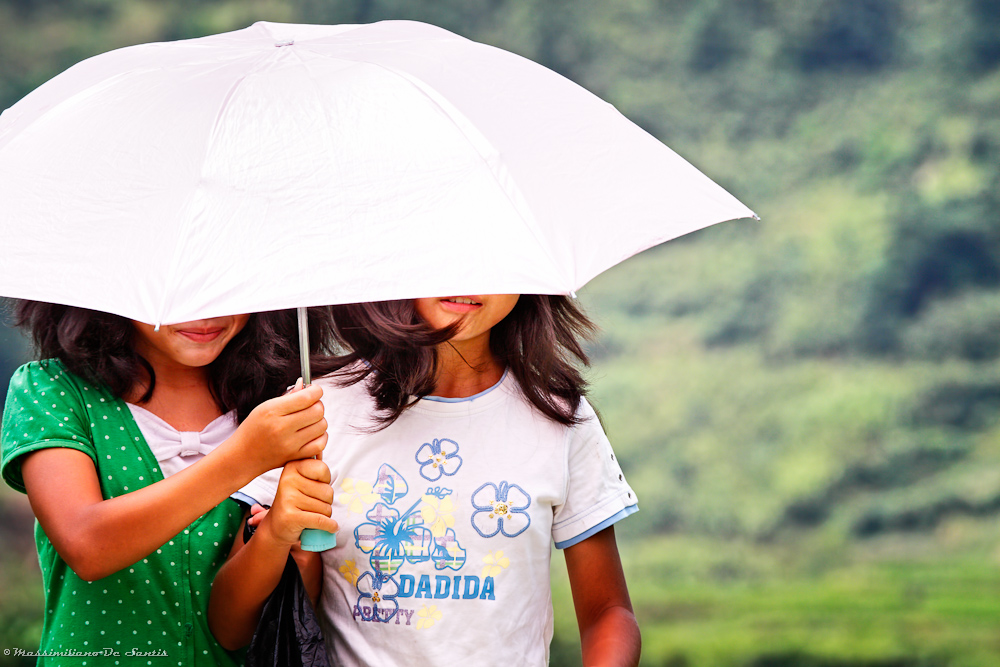 Shy girls at Zhaoxing