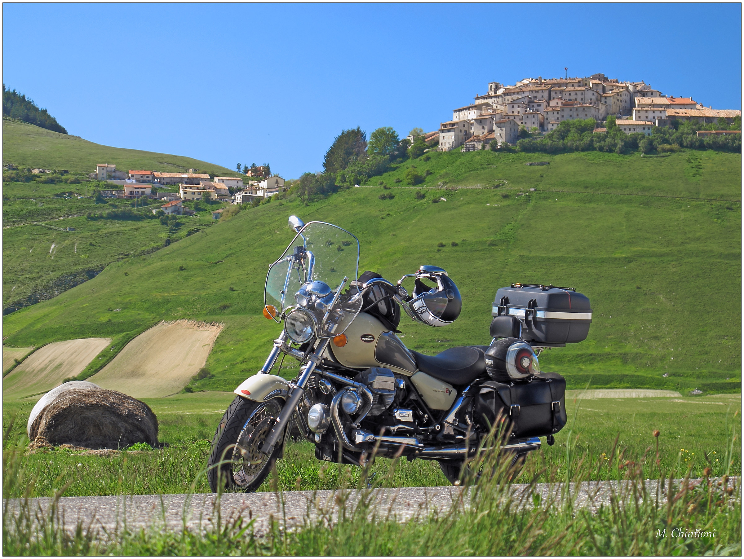 ... una Guzzi a Castelluccio di Norcia